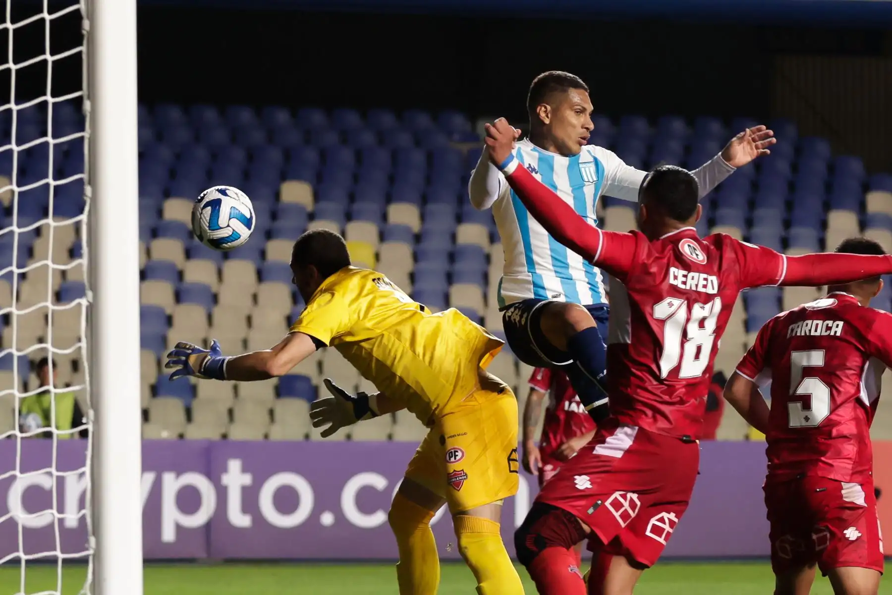 Paolo Guerrero  de Racing disputa el balón con Nicola Pérez portero de Ñublense, durante un partido de la Copa Libertadores 2023 entre Club Deportivo Ñublense de Chile y Racing Club de Argentina, en el estadio Alcaldesa Ester Roa Rebolledo en Concepción (Chile). 
Foto: EFE