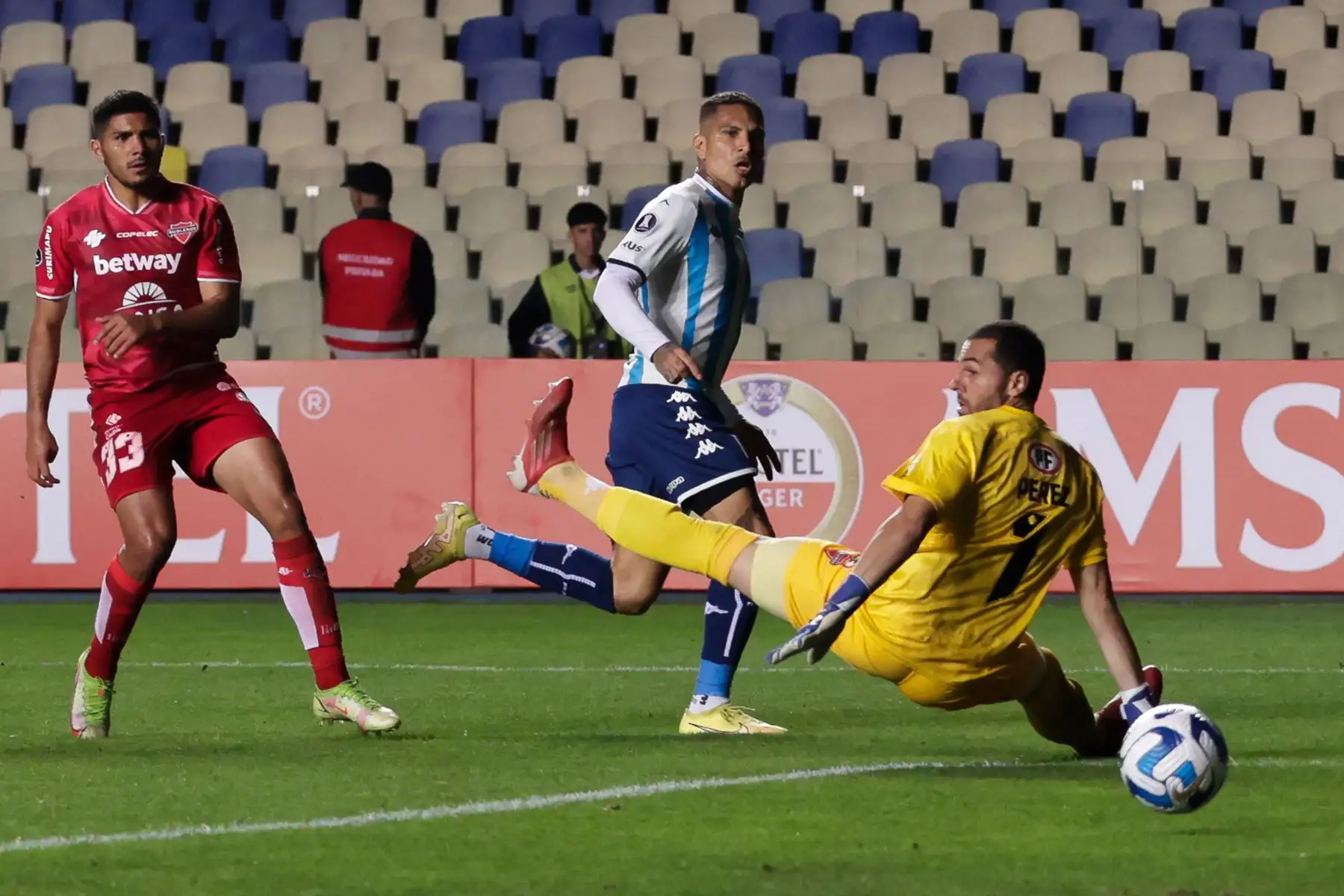 Paolo Guerrero  de Racing marca el 0-2 contra Ñublense, durante un partido de la Copa Libertadores 2023 entre Club Deportivo Ñublense de Chile y Racing Club de Argentina, en el estadio Alcaldesa Ester Roa Rebolledo en Concepción (Chile). 
Foto: EFE