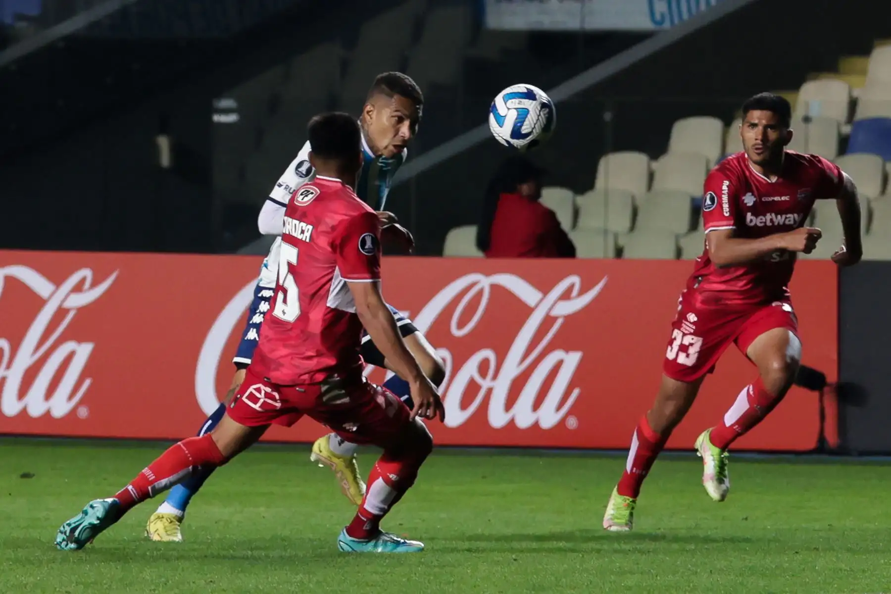 Paolo Guerrero  de Racing disputa el balón con Rafael Caroca  de Ñublense,  durante un partido de la Copa Libertadores 2023 entre Club Deportivo Ñublense de Chile y Racing Club de Argentina, en el estadio Alcaldesa Ester Roa Rebolledo en Concepción (Chile). 
Foto: EFE