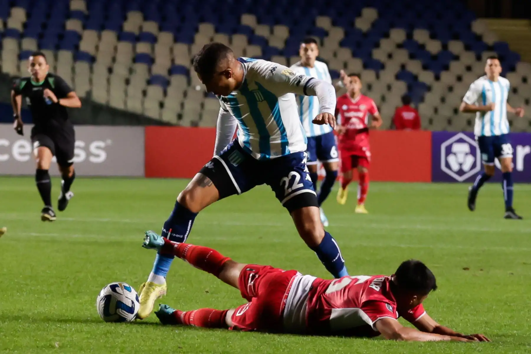 José Paolo Guerrero  de Racing disputa el balón con Rafael Caroca de Ñublense, durante un partido de la Copa Libertadores 2023 entre Club Deportivo Ñublense de Chile y Racing Club de Argentina, en el estadio Alcaldesa Ester Roa Rebolledo en Concepción (Chile). 
Foto: EFE