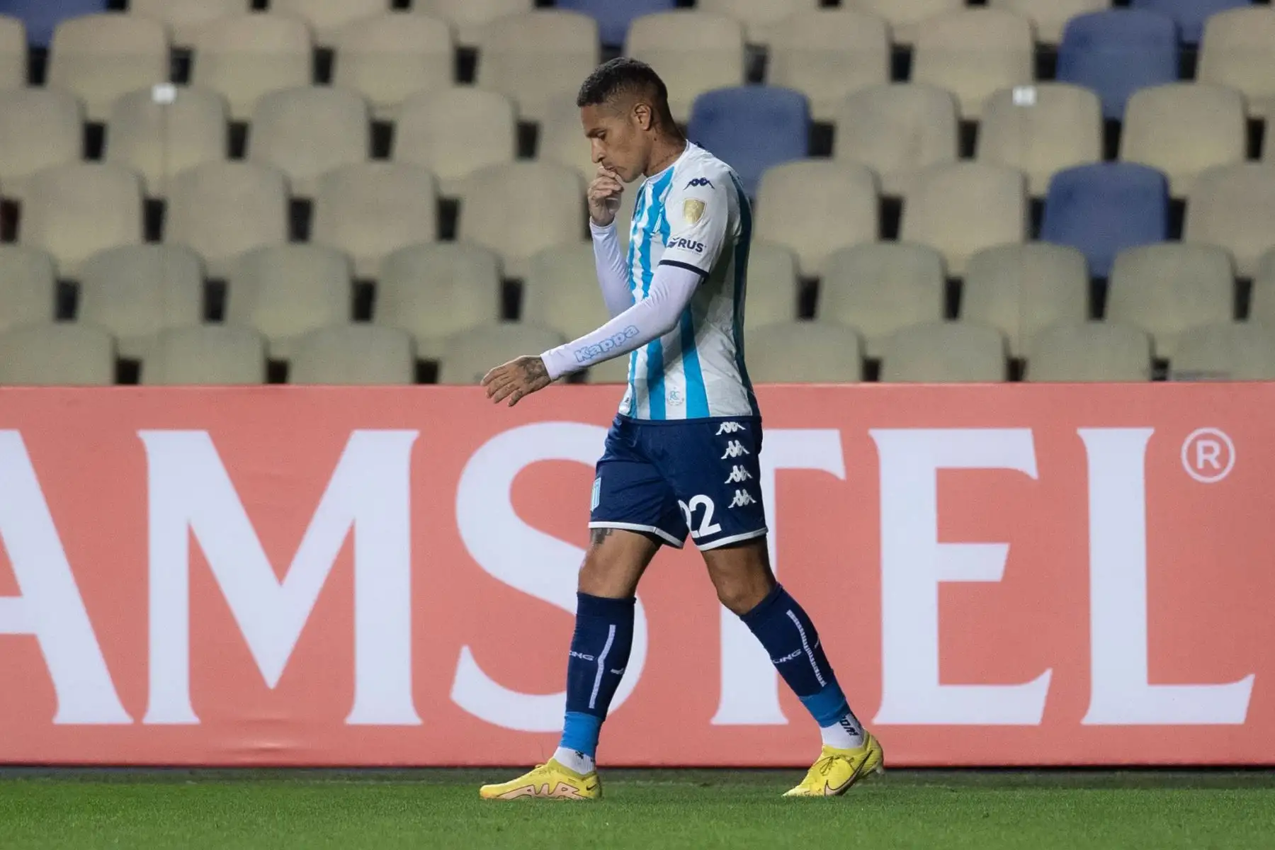 Paolo Guerrero  de Racing marca el 0-2 contra Ñublense, durante un partido de la Copa Libertadores 2023 entre Club Deportivo Ñublense de Chile y Racing Club de Argentina, en el estadio Alcaldesa Ester Roa Rebolledo en Concepción (Chile). 
Foto: CONMEBOL Libertadores