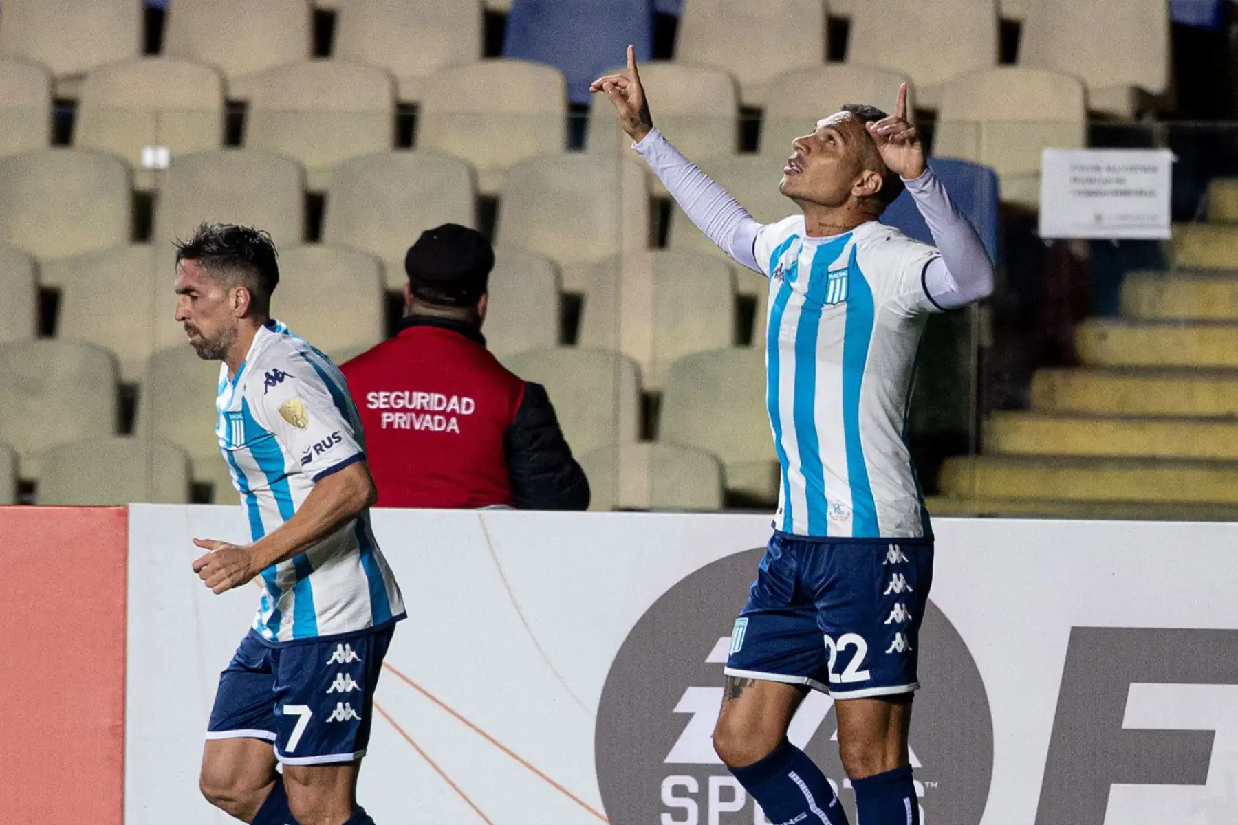 Paolo Guerrero  de Racing marca el 0-2 contra Ñublense, durante un partido de la Copa Libertadores 2023 entre Club Deportivo Ñublense de Chile y Racing Club de Argentina, en el estadio Alcaldesa Ester Roa Rebolledo en Concepción (Chile). 
Foto: CONMEBOL Libertadores