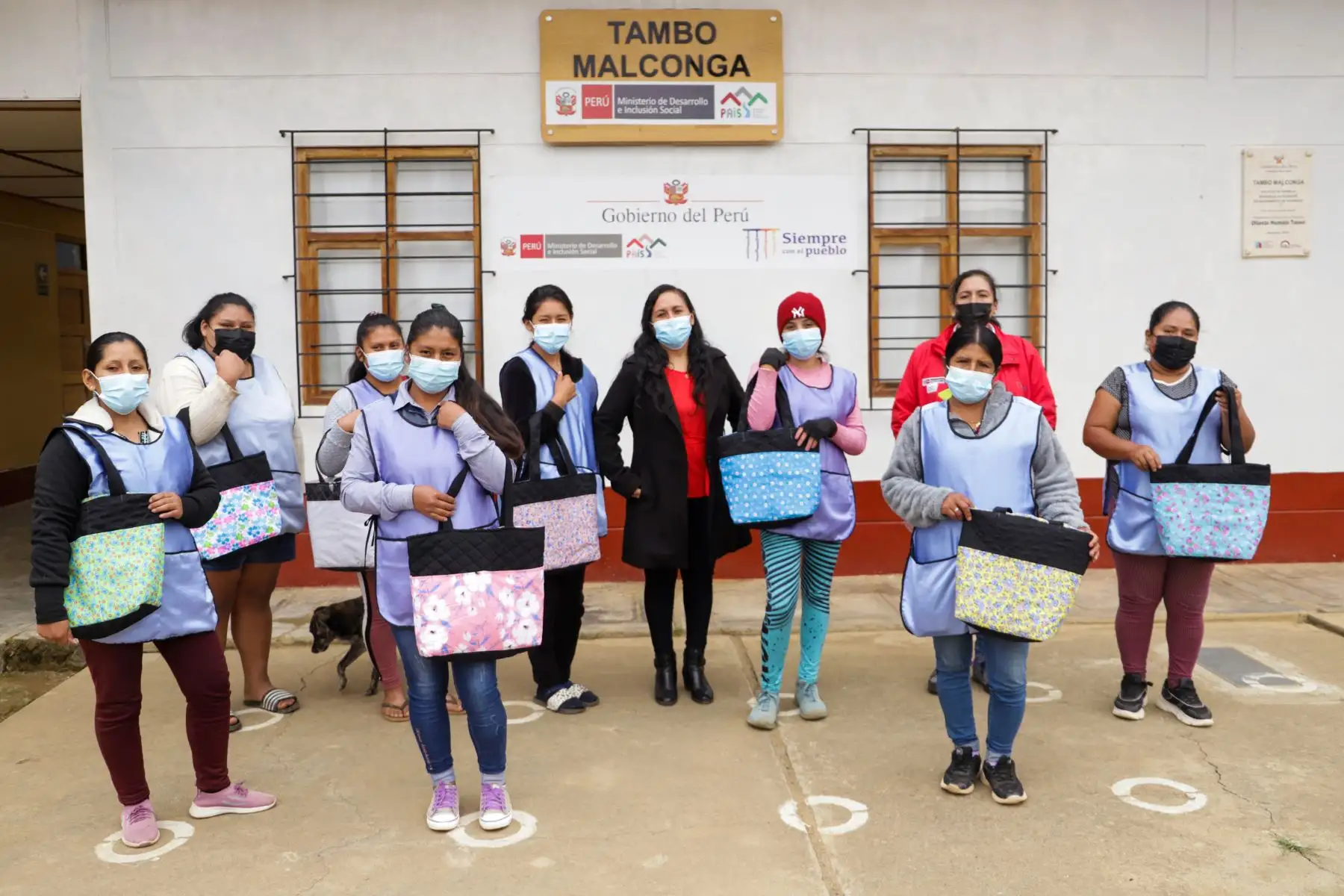 Los Tambos en funcionamiento atienden actualmente a ciudadanos de 14 519 centros poblados, ubicados en 389 distritos de 22 departamentos. A través de estas plataformas se articula la prestación de servicios de salud, identidad, educación, justicia, prevención de violencia contra la mujer y la familia, entre otros orientados a mejorar la calidad de vida de la población. Para este año el Midis anunció que se sumarán 15 nuevos Tambos a los 489 existentes.

Foto: ANDINA/Difusión