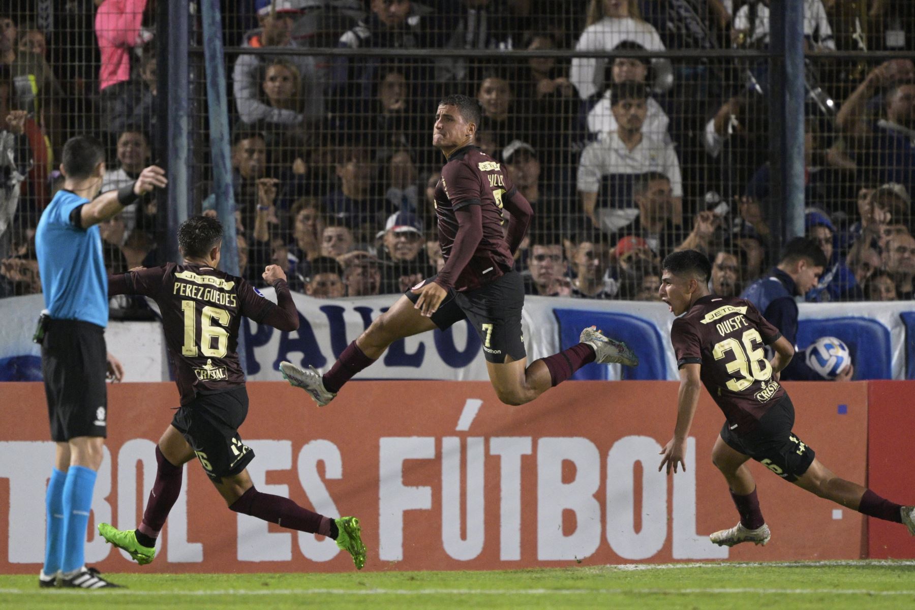Alexander Succar celebra por todo lo alto el gol que le dio el primer triunfo a Universitario en la Copa Sudamericana.