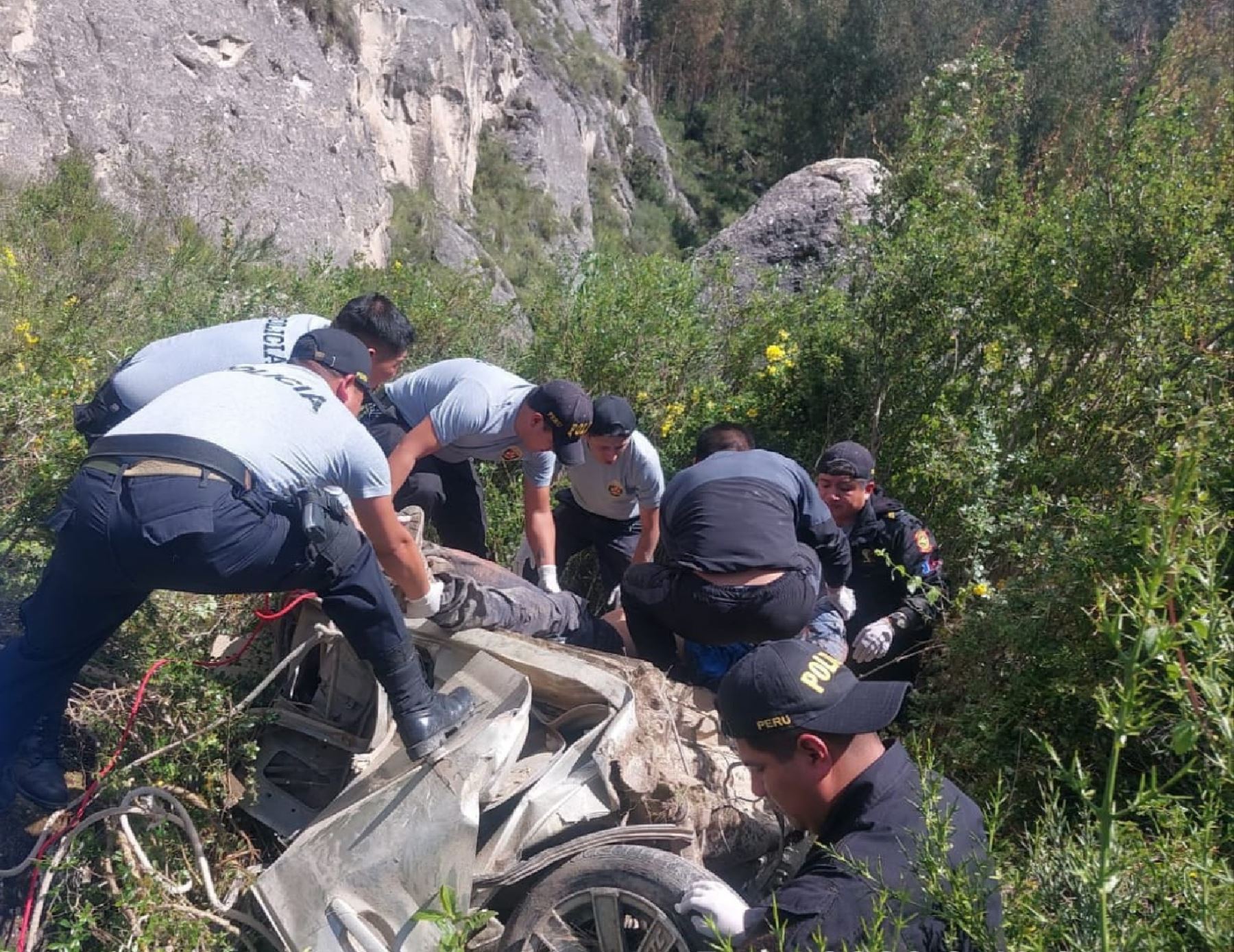 Vehículo sufre despiste y cae a un abismo de 800 metros en carretera Izcuchaca-Huancavelica. El accidente de tránsito deja cuatro muertos. ANDINA/Difusión