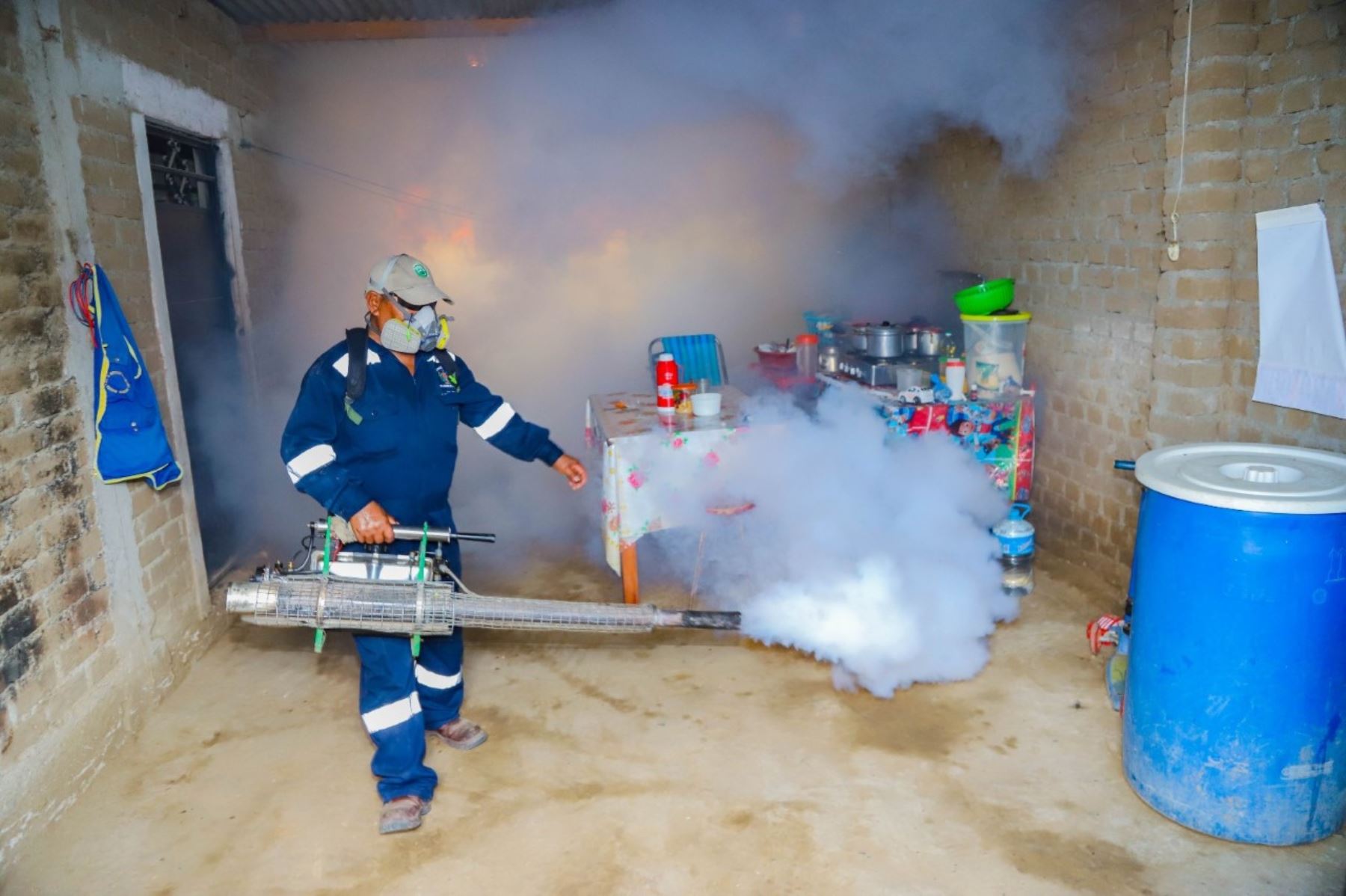 Autoridades de Salud de La Libertad decidieron intensificar las acciones de fumigación para eliminar los criaderos del zancudo transmisor del dengue en el distrito de La Esperanza, en Trujillo. ANDINA/Difusión