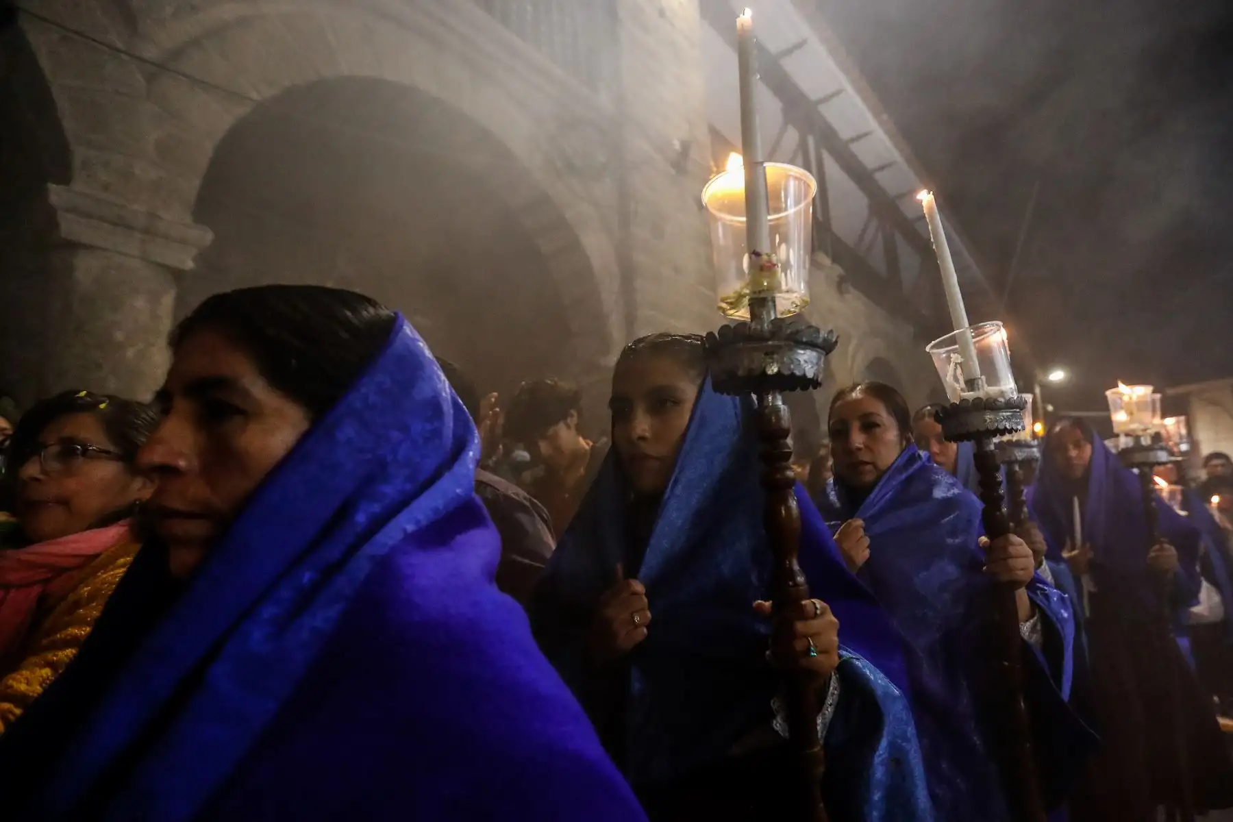 Como parte del inicio de las actividades por Semana Santa, cientos de fieles se reunieron la noche del miércoles en la plaza Mayor de la ciudad de Ayacucho para observar y ser partícipes de este acto de fe tradicional en el que se encuentran las imágenes del Cristo Nazareno y la Virgen Dolorosa.
Foto: ANDINA/Daniel Bracamonte