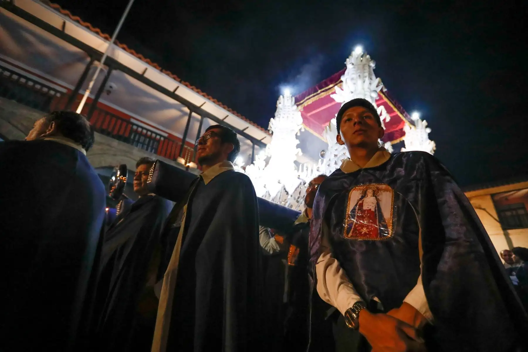 Como parte del inicio de las actividades por Semana Santa, cientos de fieles se reunieron la noche del miércoles en la plaza Mayor de la ciudad de Ayacucho para observar y ser partícipes de este acto de fe tradicional en el que se encuentran las imágenes del Cristo Nazareno y la Virgen Dolorosa.
Foto: ANDINA/Daniel Bracamonte
