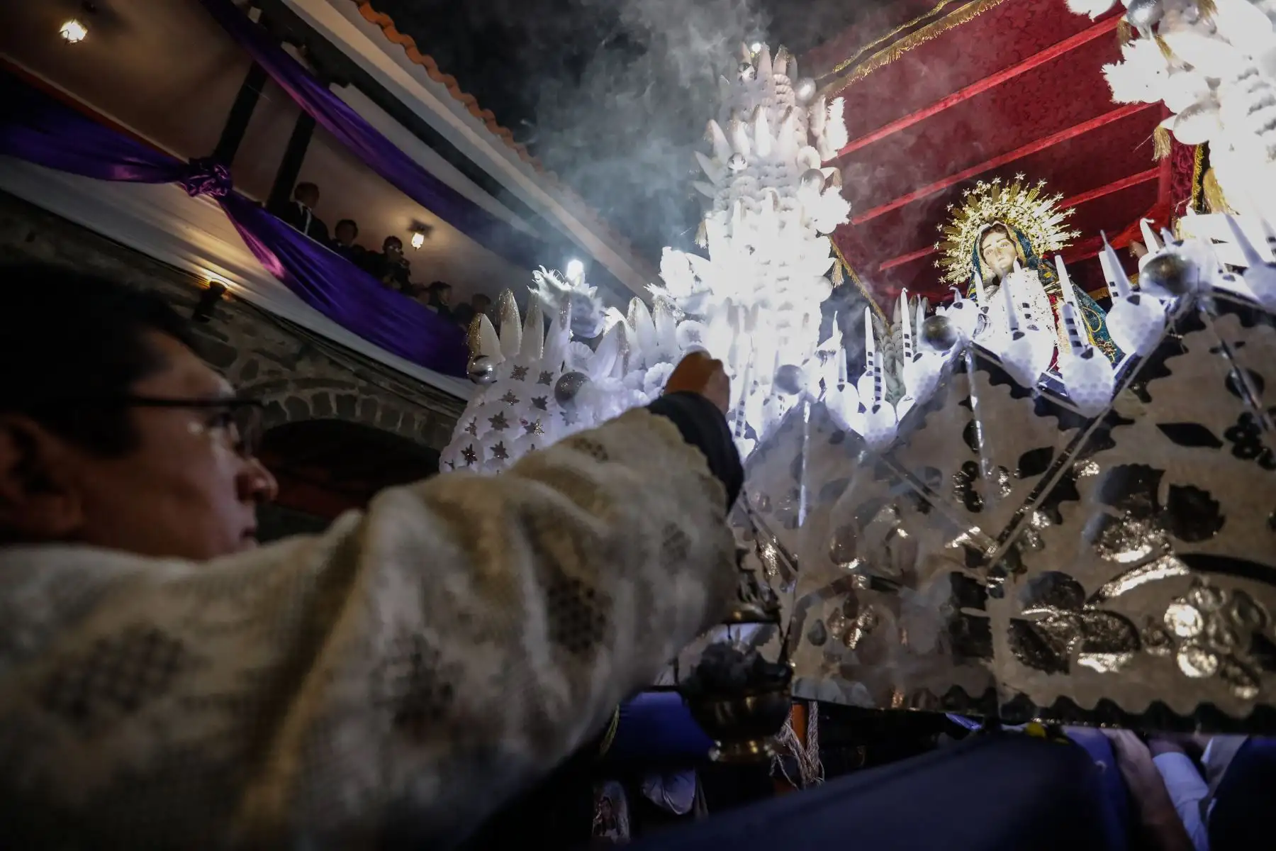 Como parte del inicio de las actividades por Semana Santa, cientos de fieles se reunieron la noche del miércoles en la plaza Mayor de la ciudad de Ayacucho para observar y ser partícipes de este acto de fe tradicional en el que se encuentran las imágenes del Cristo Nazareno y la Virgen Dolorosa.
Foto: ANDINA/Daniel Bracamonte