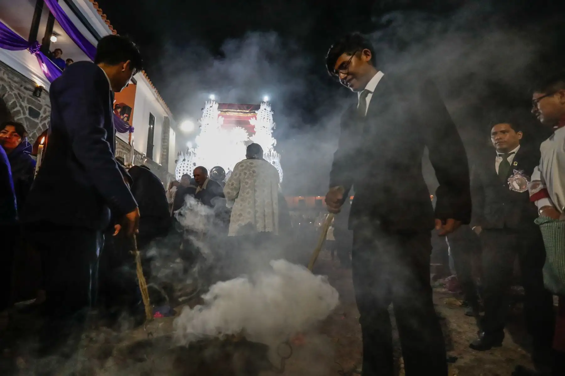 Como parte del inicio de las actividades por Semana Santa, cientos de fieles se reunieron la noche del miércoles en la plaza Mayor de la ciudad de Ayacucho para observar y ser partícipes de este acto de fe tradicional en el que se encuentran las imágenes del Cristo Nazareno y la Virgen Dolorosa.
Foto: ANDINA/Daniel Bracamonte