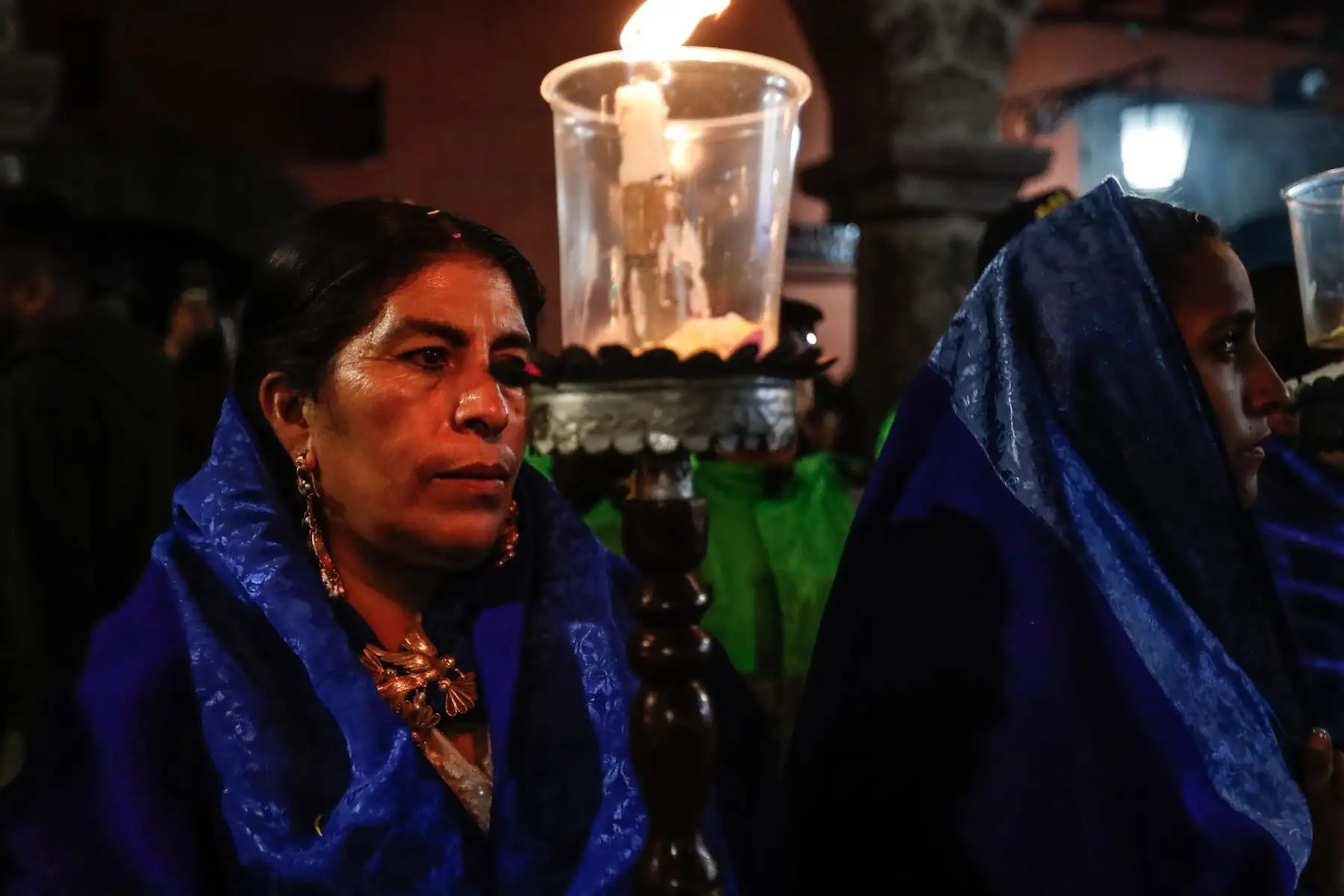 Como parte del inicio de las actividades por Semana Santa, cientos de fieles se reunieron la noche del miércoles en la plaza Mayor de la ciudad de Ayacucho para observar y ser partícipes de este acto de fe tradicional en el que se encuentran las imágenes del Cristo Nazareno y la Virgen Dolorosa.
Foto: ANDINA/Daniel Bracamonte