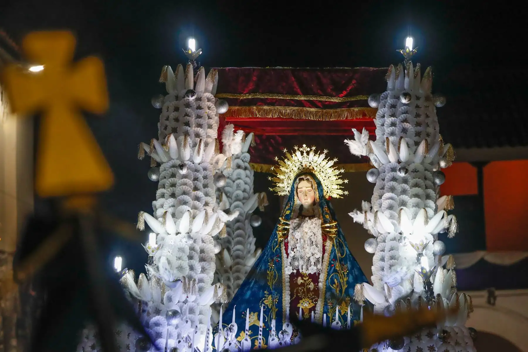 Como parte del inicio de las actividades por Semana Santa, cientos de fieles se reunieron la noche del miércoles en la plaza Mayor de la ciudad de Ayacucho para observar y ser partícipes de este acto de fe tradicional en el que se encuentran las imágenes del Cristo Nazareno y la Virgen Dolorosa.
Foto: ANDINA/Daniel Bracamonte