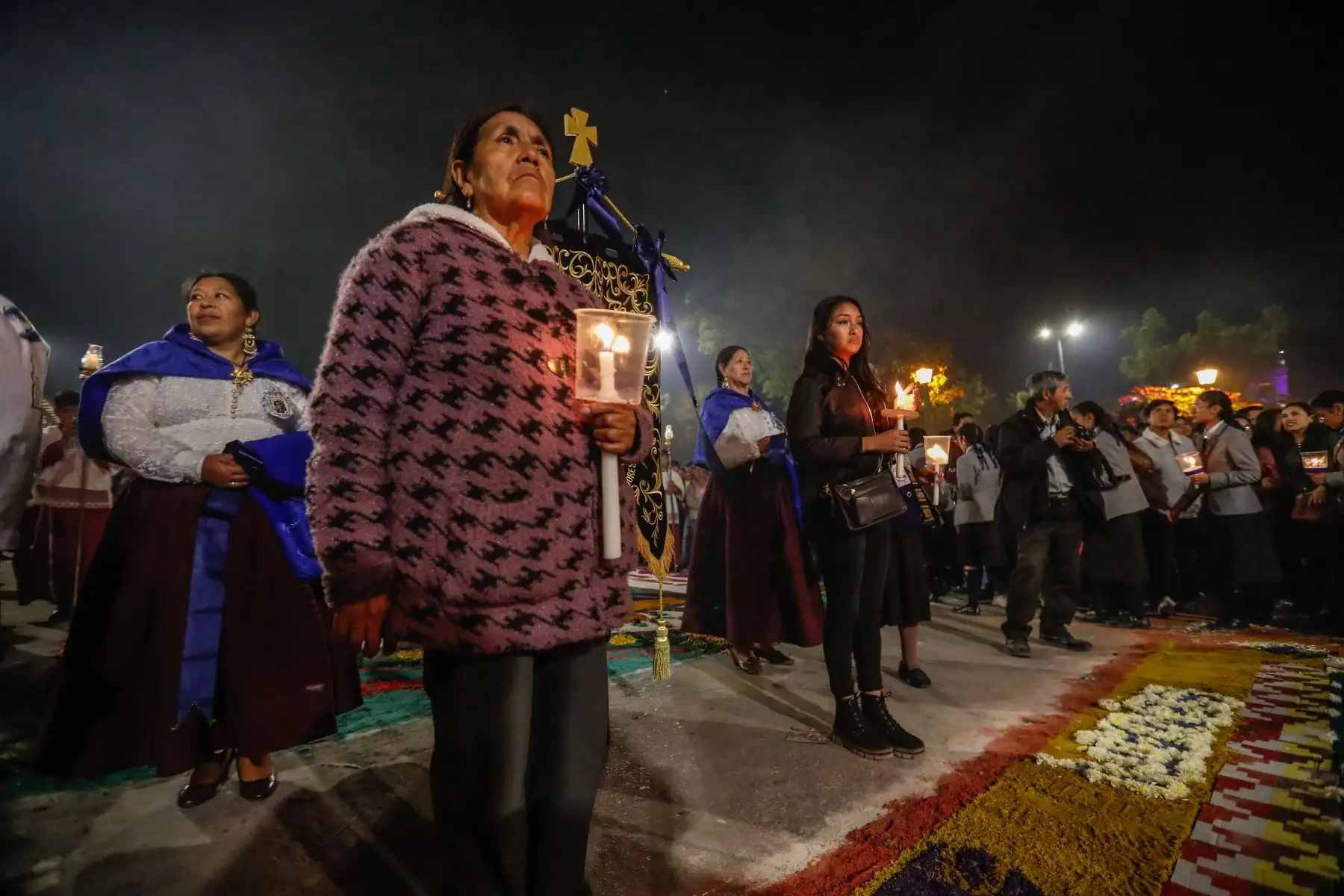 Como parte del inicio de las actividades por Semana Santa, cientos de fieles se reunieron la noche del miércoles en la plaza Mayor de la ciudad de Ayacucho para observar y ser partícipes de este acto de fe tradicional en el que se encuentran las imágenes del Cristo Nazareno y la Virgen Dolorosa.
Foto: ANDINA/Daniel Bracamonte
