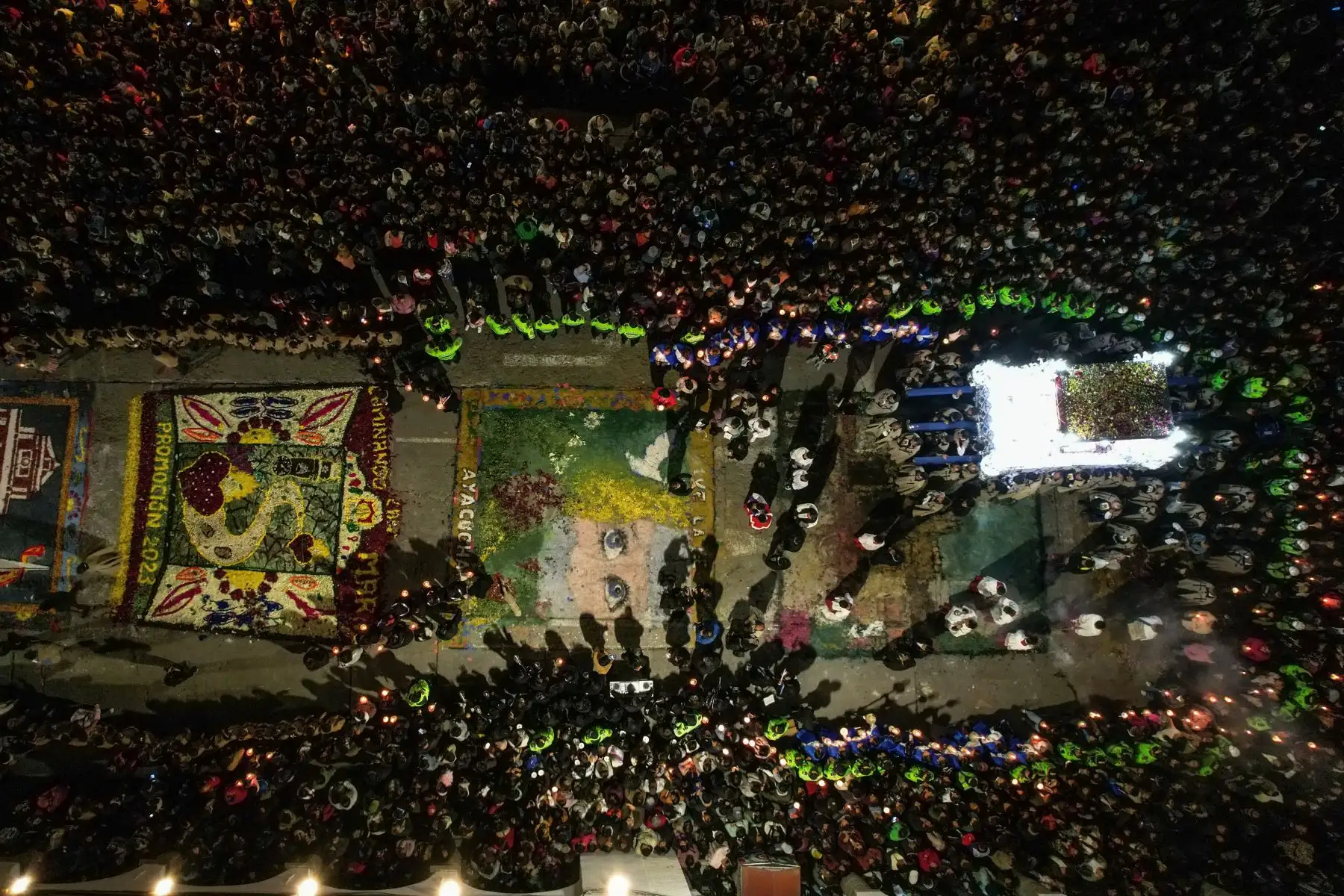 Como parte del inicio de las actividades por Semana Santa, cientos de fieles se reunieron la noche del miércoles en la plaza Mayor de la ciudad de Ayacucho para observar y ser partícipes de este acto de fe tradicional en el que se encuentran las imágenes del Cristo Nazareno y la Virgen Dolorosa.
Foto: ANDINA/Daniel Bracamonte