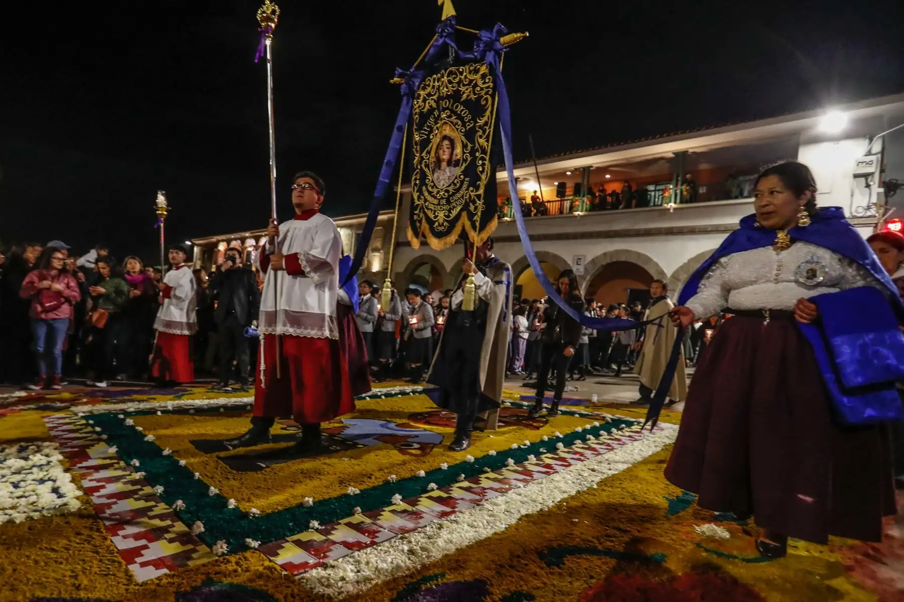 Como parte del inicio de las actividades por Semana Santa, cientos de fieles se reunieron la noche del miércoles en la plaza Mayor de la ciudad de Ayacucho para observar y ser partícipes de este acto de fe tradicional en el que se encuentran las imágenes del Cristo Nazareno y la Virgen Dolorosa.
Foto: ANDINA/Daniel Bracamonte