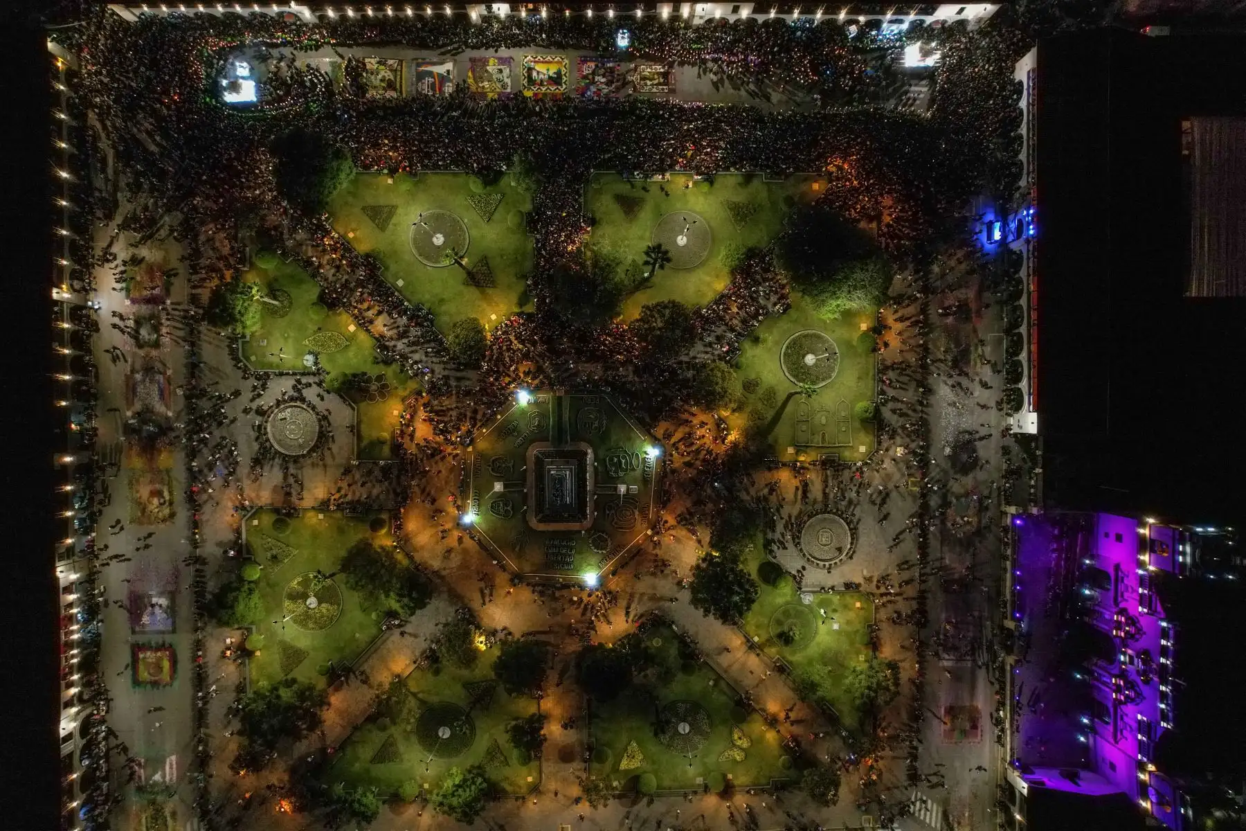 Como parte del inicio de las actividades por Semana Santa, cientos de fieles se reunieron la noche del miércoles en la plaza Mayor de la ciudad de Ayacucho para observar y ser partícipes de este acto de fe tradicional en el que se encuentran las imágenes del Cristo Nazareno y la Virgen Dolorosa.
Foto: ANDINA/Daniel Bracamonte