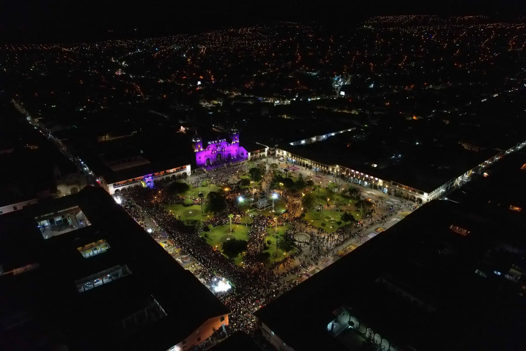 Como parte del inicio de las actividades por Semana Santa, cientos de fieles se reunieron la noche del miércoles en la plaza Mayor de la ciudad de Ayacucho para observar y ser partícipes de este acto de fe tradicional en el que se encuentran las imágenes del Cristo Nazareno y la Virgen Dolorosa.
Foto: ANDINA/Daniel Bracamonte