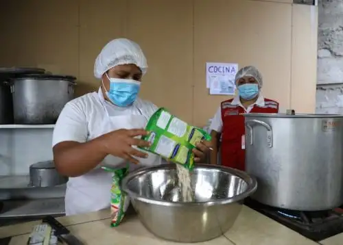 Las madres ejercen un papel fundamental en el servicio alimentario que brinda el Programa Nacional de Alimentación Escolar Qali Warma a más de 4.2 millones de escolares en el país, pues ellas como parte de los Comités de Alimentación Escolar (CAE) ejecutan y vigilan que los alimentos sean consumidos por los escolares usuarios y que lleguen en las mismas condiciones de calidad e inocuidad con que son distribuidos a las escuelas. ANDINA/Difusión