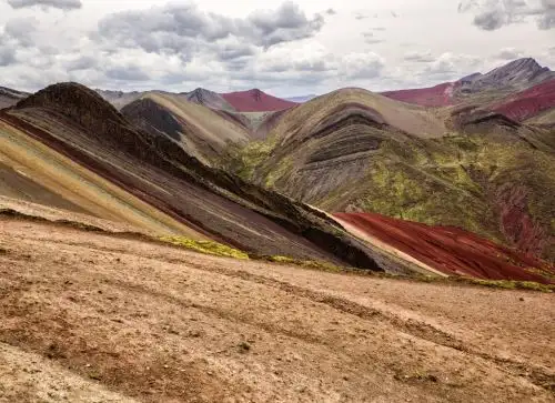 La deslumbrante belleza de la impresionante montaña de colores Palcoyo, ubicada en Cusco, sedujo a la revista Men