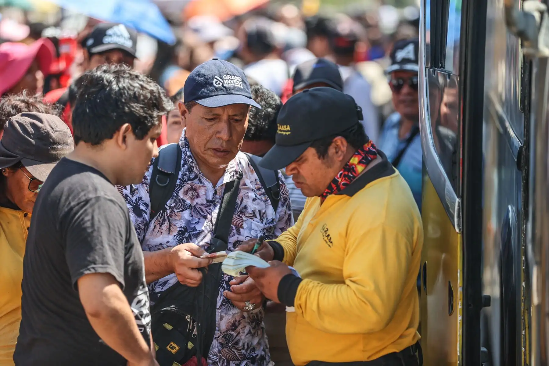 Cientos de personas aprovechan el primer día del feriado largo para salir de Lima. Los paraderos de Javier Prado y Atocongo lucen abarrotados por ciudadanos que buscan salir de la ciudad hacia las playas y los diferentes destinos al sur de Lima. Personal de la Policia Nacional y de la Sutran realizan diferentes operativos para mantener el orden. 
Foto:ANDINA/Andrés Valle