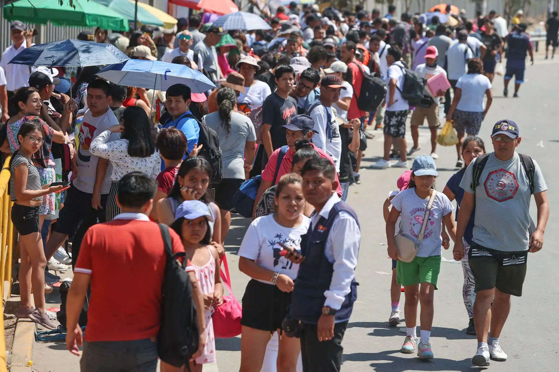 Cientos de personas aprovechan el primer día del feriado largo para salir de Lima. Los paraderos de Javier Prado y Atocongo lucen abarrotados por ciudadanos que buscan salir de la ciudad hacia las playas y los diferentes destinos al sur de Lima. Personal de la Policia Nacional y de la Sutran realizan diferentes operativos para mantener el orden. 
Foto:ANDINA/Andrés Valle