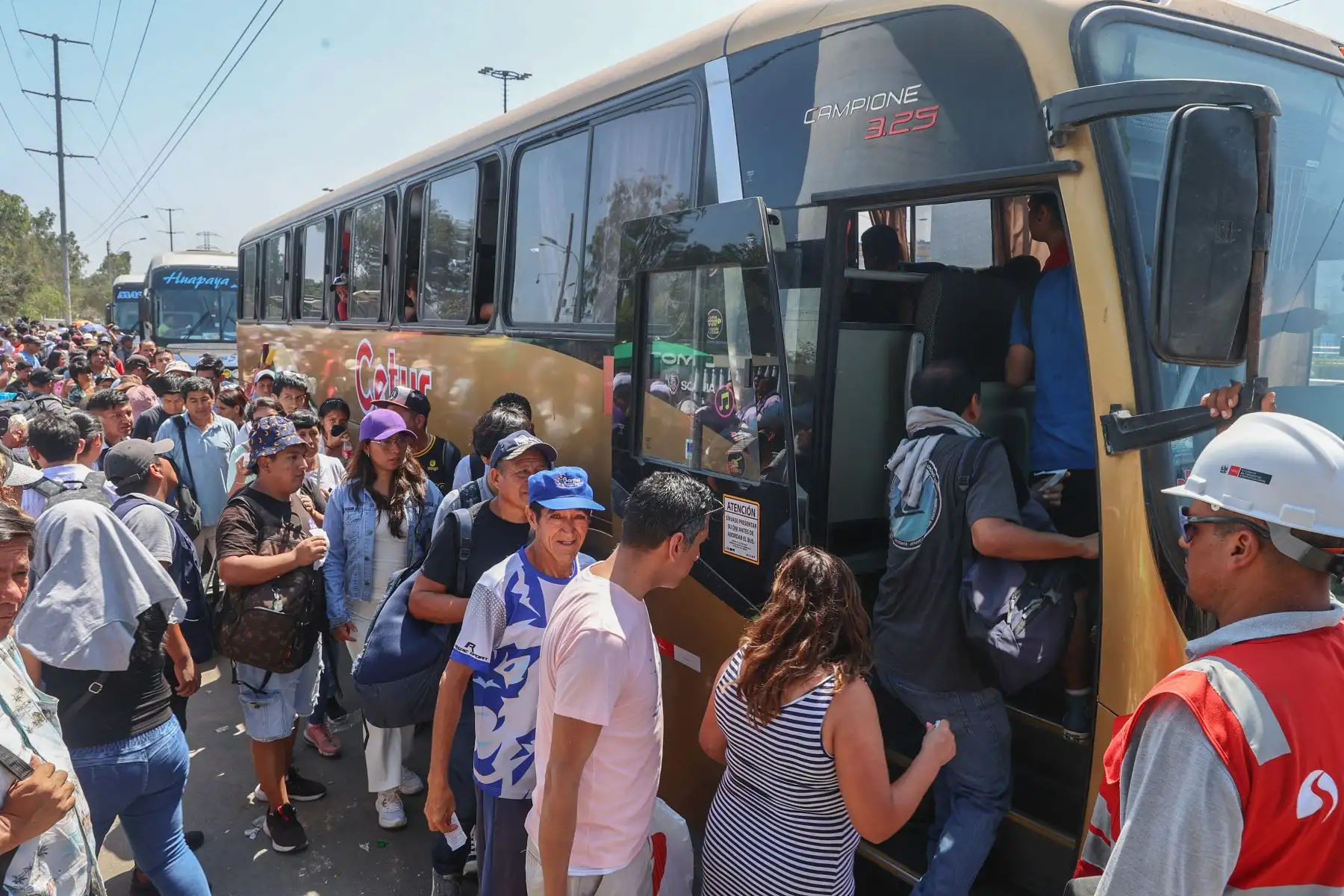 Cientos de personas aprovechan el primer día del feriado largo para salir de Lima. Los paraderos de Javier Prado y Atocongo lucen abarrotados por ciudadanos que buscan salir de la ciudad hacia las playas y los diferentes destinos al sur de Lima. Personal de la Policia Nacional y de la Sutran realizan diferentes operativos para mantener el orden. 
Foto:ANDINA/Andrés Valle