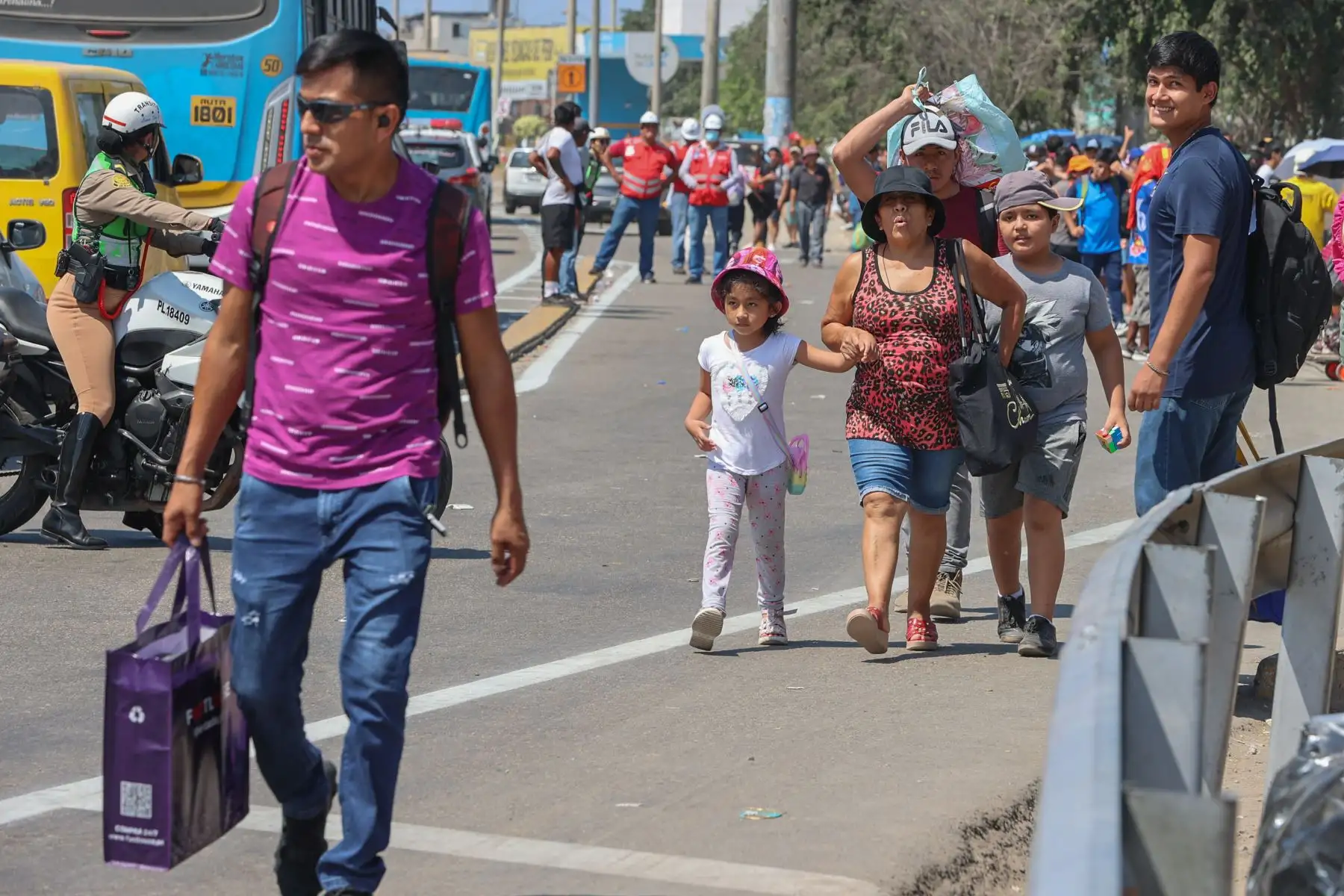 Cientos de personas aprovechan el primer día del feriado largo para salir de Lima. Los paraderos de Javier Prado y Atocongo lucen abarrotados por ciudadanos que buscan salir de la ciudad hacia las playas y los diferentes destinos al sur de Lima. Personal de la Policia Nacional y de la Sutran realizan diferentes operativos para mantener el orden. 
Foto:ANDINA/Andrés Valle
