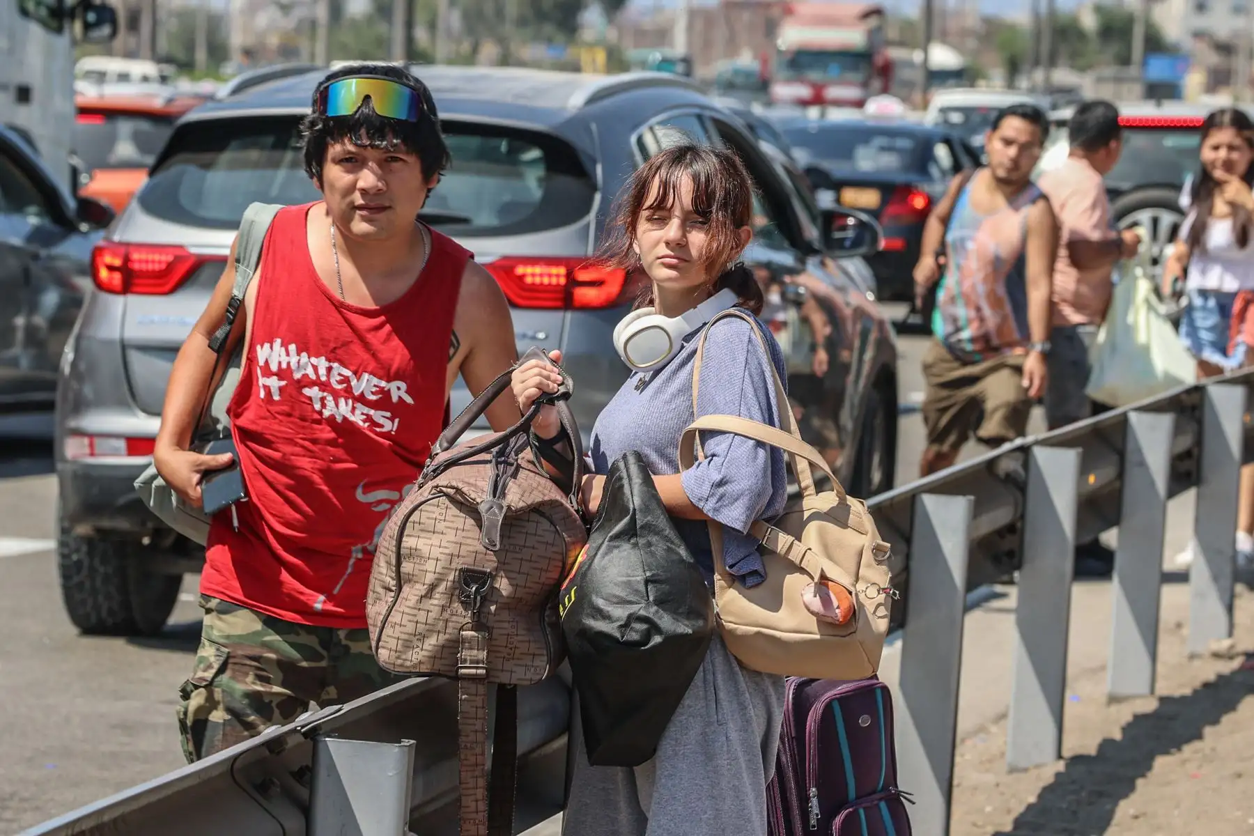 Cientos de personas aprovechan el primer día del feriado largo para salir de Lima. Los paraderos de Javier Prado y Atocongo lucen abarrotados por ciudadanos que buscan salir de la ciudad hacia las playas y los diferentes destinos al sur de Lima. Personal de la Policia Nacional y de la Sutran realizan diferentes operativos para mantener el orden. 
Foto:ANDINA/Andrés Valle