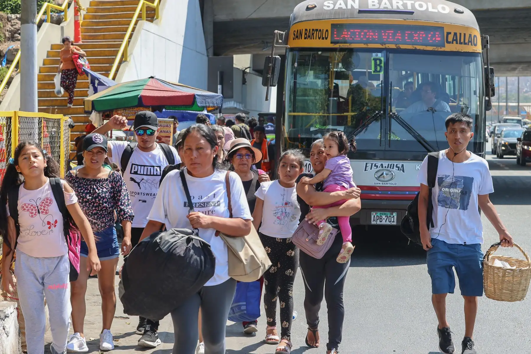 Cientos de personas aprovechan el primer día del feriado largo para salir de Lima. Los paraderos de Javier Prado y Atocongo lucen abarrotados por ciudadanos que buscan salir de la ciudad hacia las playas y los diferentes destinos al sur de Lima. Personal de la Policia Nacional y de la Sutran realizan diferentes operativos para mantener el orden. 
Foto:ANDINA/Andrés Valle