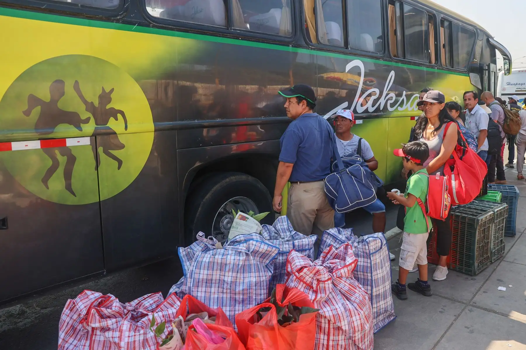 Cientos de personas aprovechan el primer día del feriado largo para salir de Lima. Los paraderos de Javier Prado y Atocongo lucen abarrotados por ciudadanos que buscan salir de la ciudad hacia las playas y los diferentes destinos al sur de Lima. Personal de la Policia Nacional y de la Sutran realizan diferentes operativos para mantener el orden. 
Foto:ANDINA/Andrés Valle