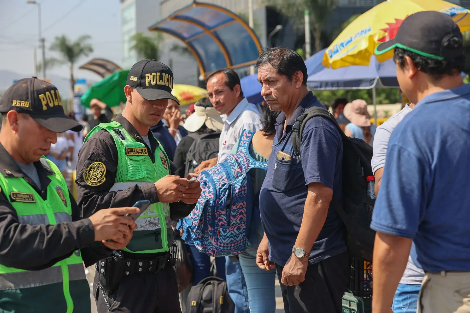 Cientos de personas aprovechan el primer día del feriado largo para salir de Lima. Los paraderos de Javier Prado y Atocongo lucen abarrotados por ciudadanos que buscan salir de la ciudad hacia las playas y los diferentes destinos al sur de Lima. Personal de la Policia Nacional y de la Sutran realizan diferentes operativos para mantener el orden. 
Foto:ANDINA/Andrés Valle