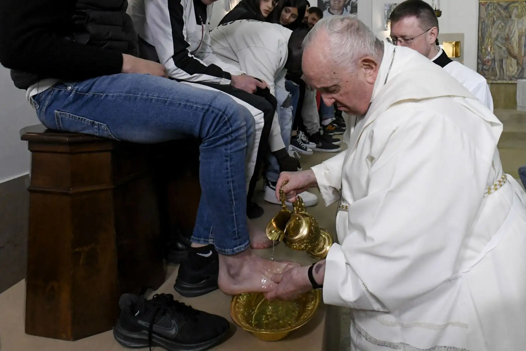 El Papa Francisco realiza el "Lavatorio de los pies" de doce jóvenes detenidos en el Instituto Penal para menores "Casal del Marmo" en Roma, como parte de las celebraciones. de la Semana Santa.
Foto: AFP