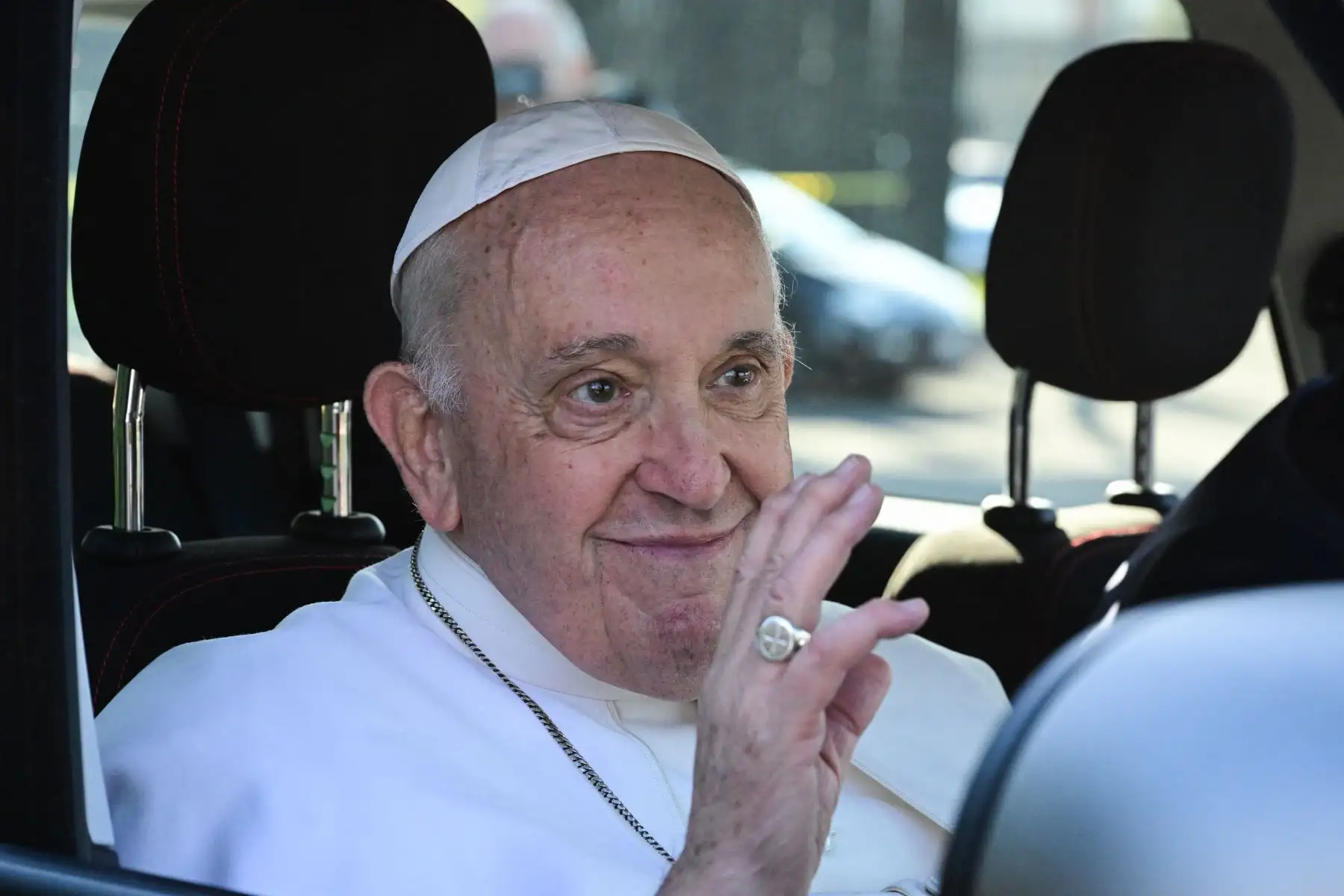 El Papa Francisco saluda desde su automóvil al salir del Instituto Penal para menores "Casal del Marmo" el 6 de abril de 2023 en Roma, donde realizó el "Lavatorio de los Pies", como parte de las celebraciones de la Semana Santa.
Foto:AFP