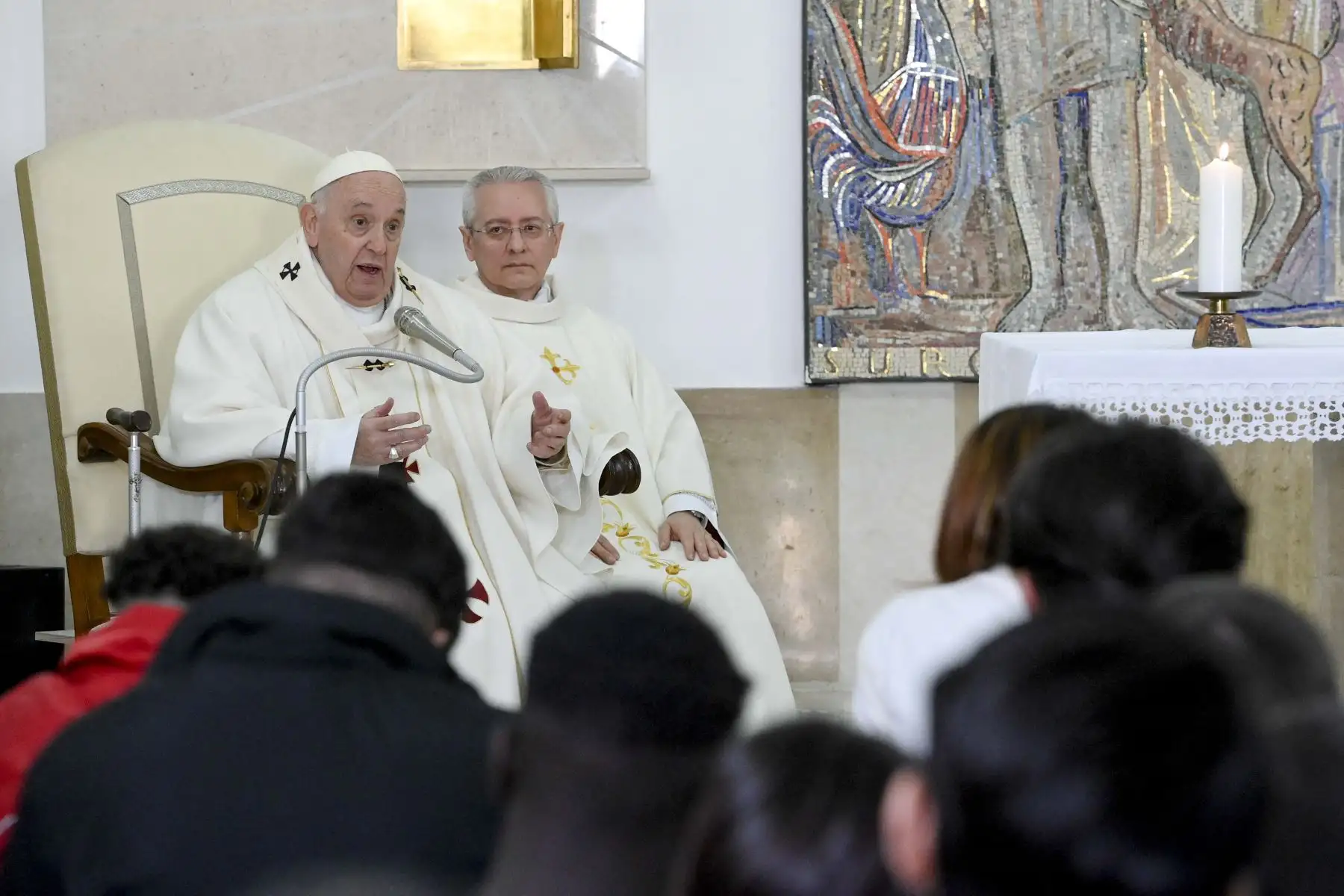 El Papa Francisco se dirige a los después de realizar el "Lavatorio de los pies" de doce jóvenes detenidos en el Instituto Penal para menores "Casal del Marmo" en Roma. , como parte de las celebraciones de la Semana Santa.
Foto: AFP