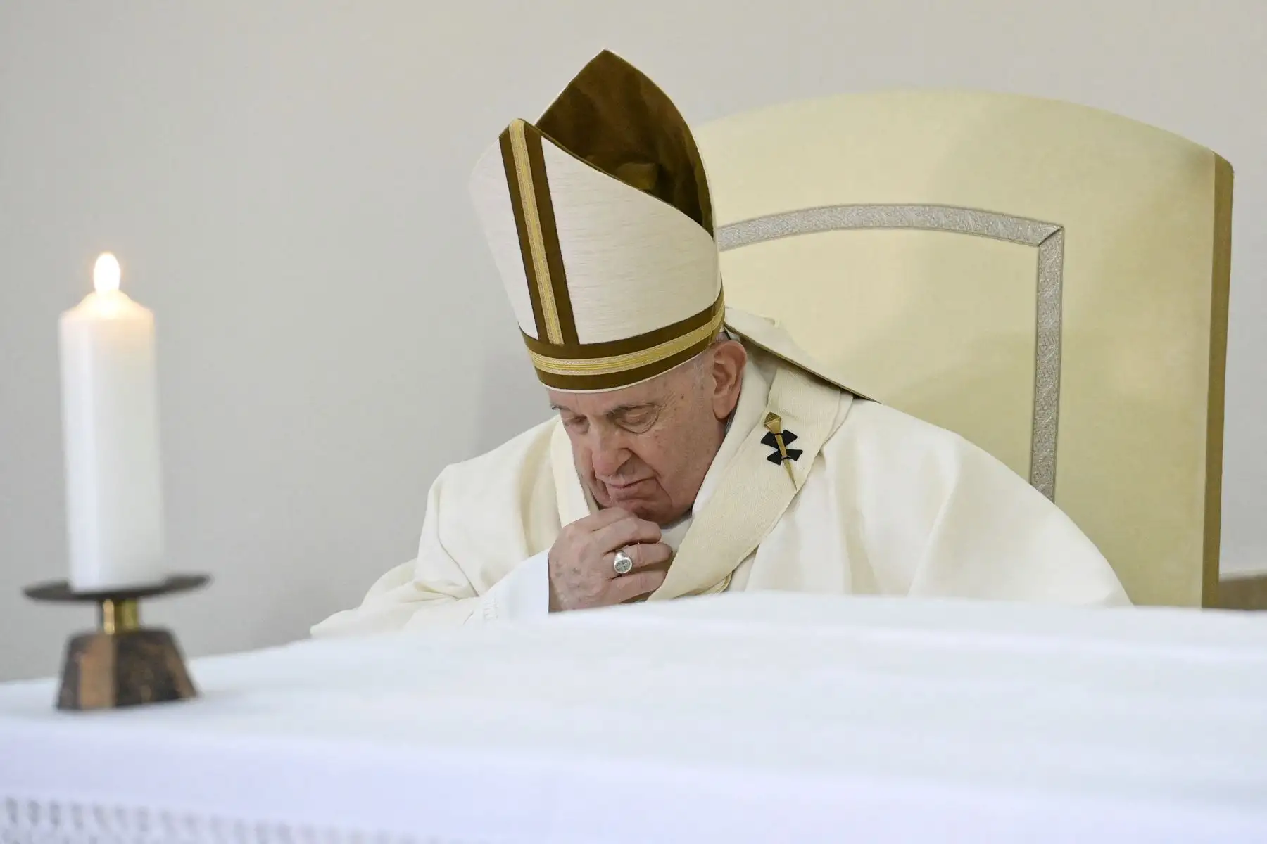 El Papa Francisco reza mientras se dirige a los jóvenes detenidos, después de realizar el "Lavatorio de los pies" de doce jóvenes detenidos en el Instituto Penal para menores "Casal del Marmo". en Roma, como parte de las celebraciones de la Semana Santa.
Foto: AFP