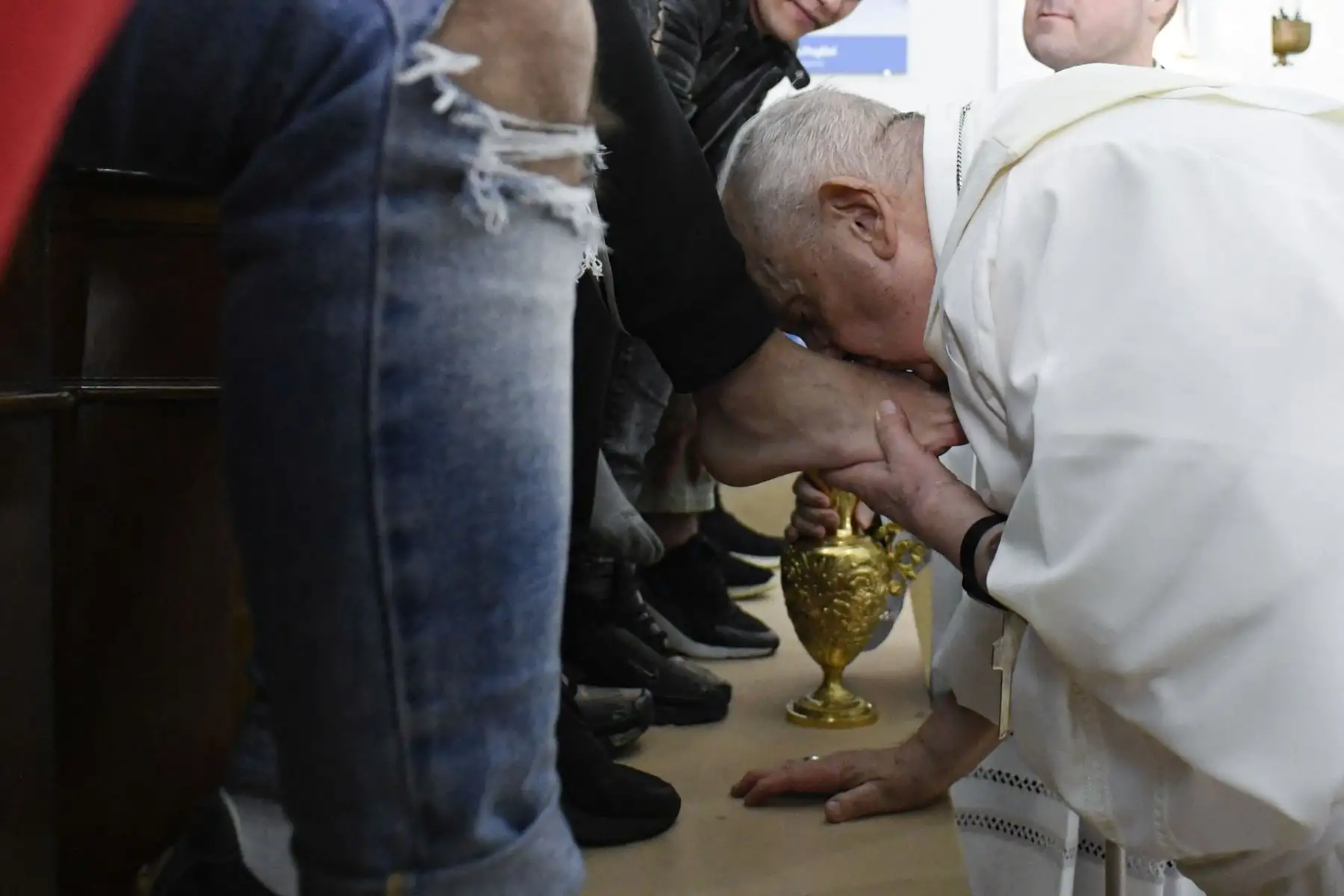 El Papa Francisco realiza el "Lavatorio de los pies" de doce jóvenes detenidos en el Instituto Penal para menores "Casal del Marmo" en Roma, como parte de las celebraciones. de la Semana Santa.
Foto: AFP