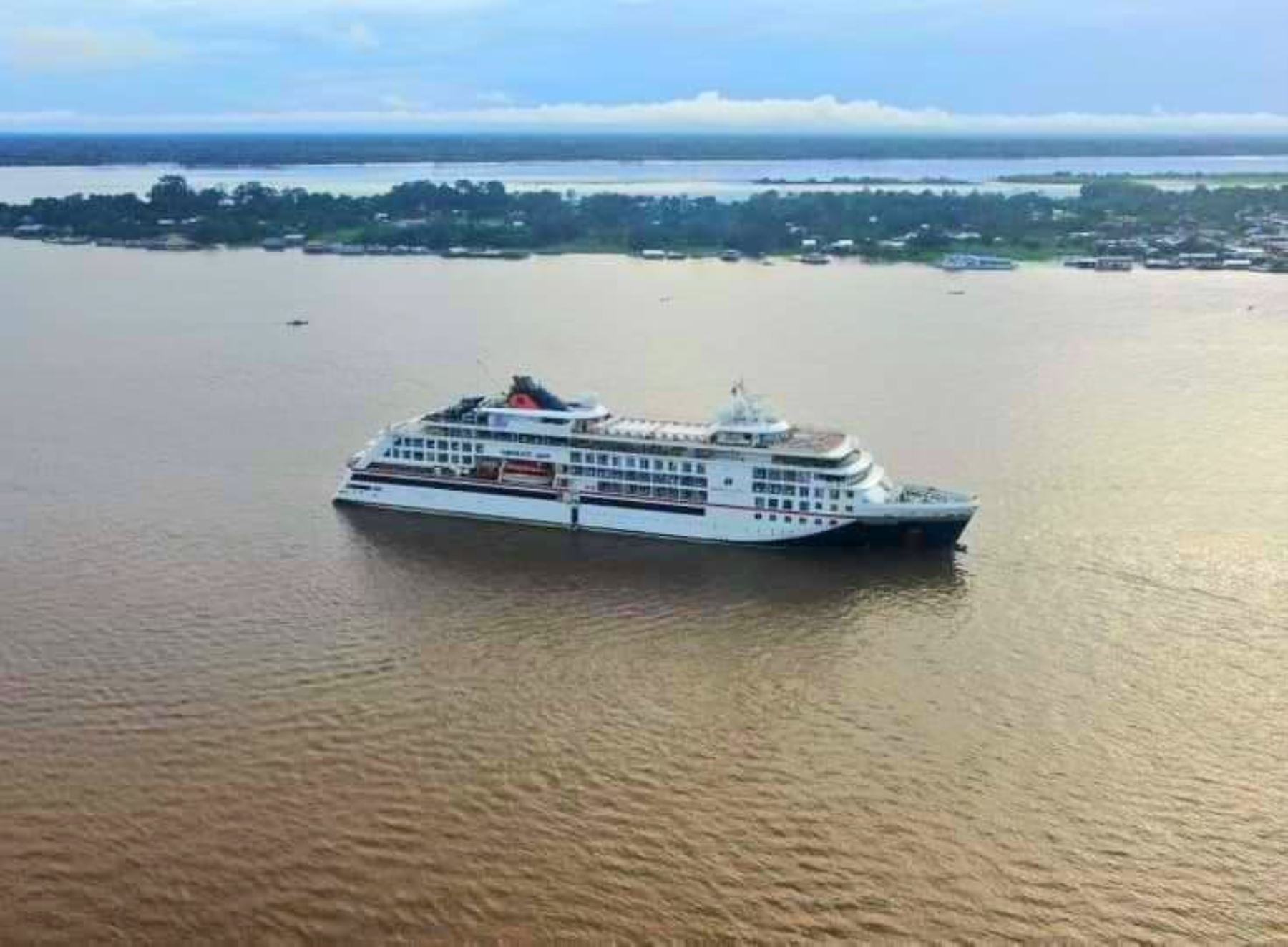 Un ambiente festivo se vivió en el puerto de Iquitos para recibir al crucero de lujo Hanseatic Spirit, que arribó esta mañana con 230 turistas extranjeros. Foto: Elvis Noronha