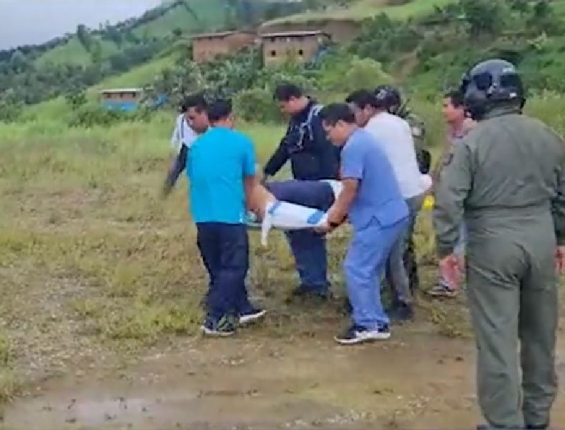 A bordo de un helicóptero de la Policía Nacional fueron evacuados desde Canchaque a Piura cuatro personas, entre ellas dos heridas que dejó el huaico en el citado distrito.