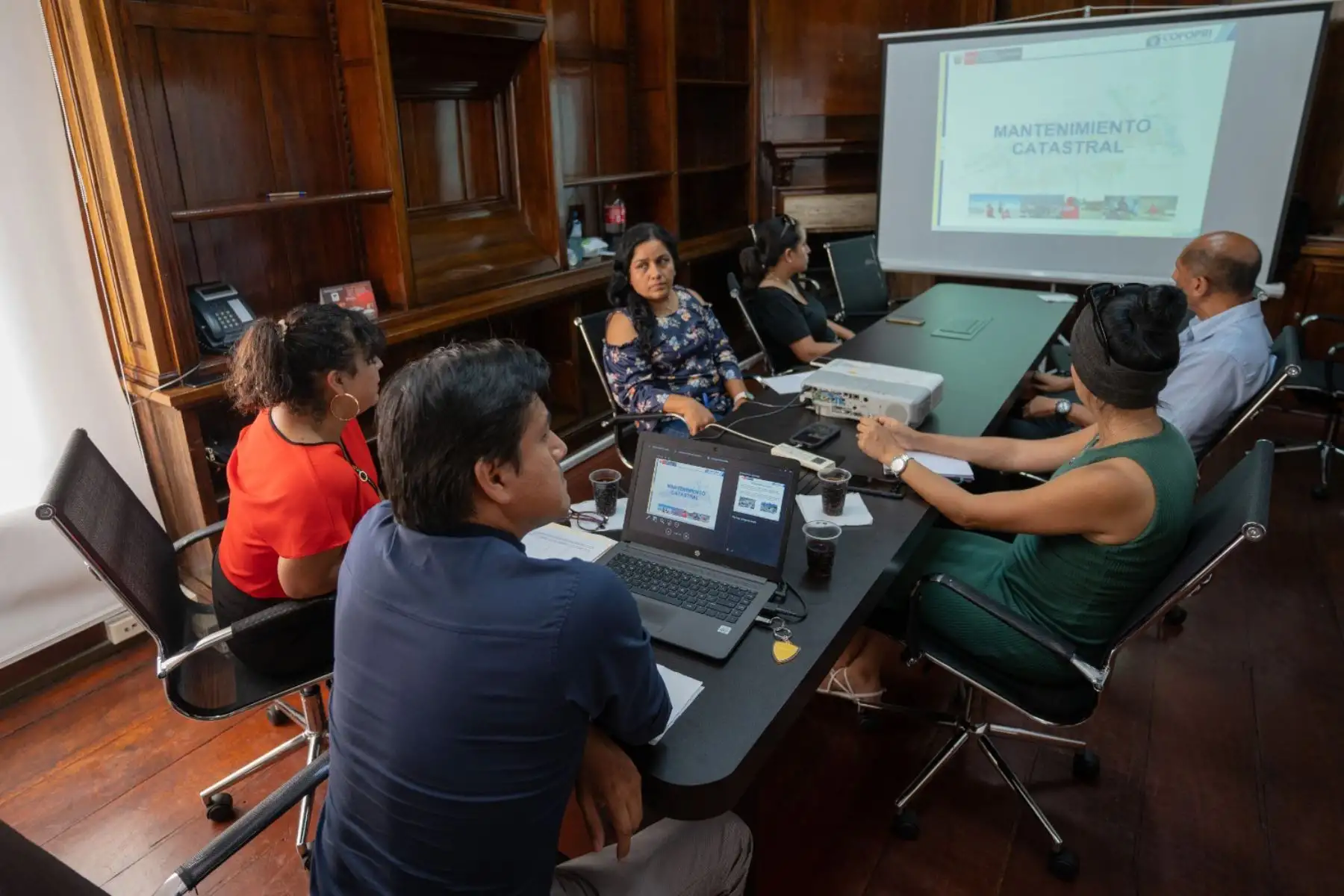 Cofopri, entidad adscrita al Ministerio de Vivienda, Construcción y Saneamiento, brindó asistencia técnica a profesionales de la Municipalidad distrital de Jesús María sobre declaración de zonas catastradas, mantenimiento catastral y uso de la Plataforma Única de Catastro Multipropósito. Foto: ANDINA Difusión