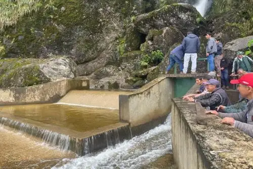 Obra ejecutada por el Midagri, a través de Agro Rural, consiste en la construcción de una captación, un desarenador, una caja de distribución, tres reservorios, dos cámaras de derivación, tres sifones, 40 tomas laterales. 17 cámaras de purga y 9392 ml de tubería.