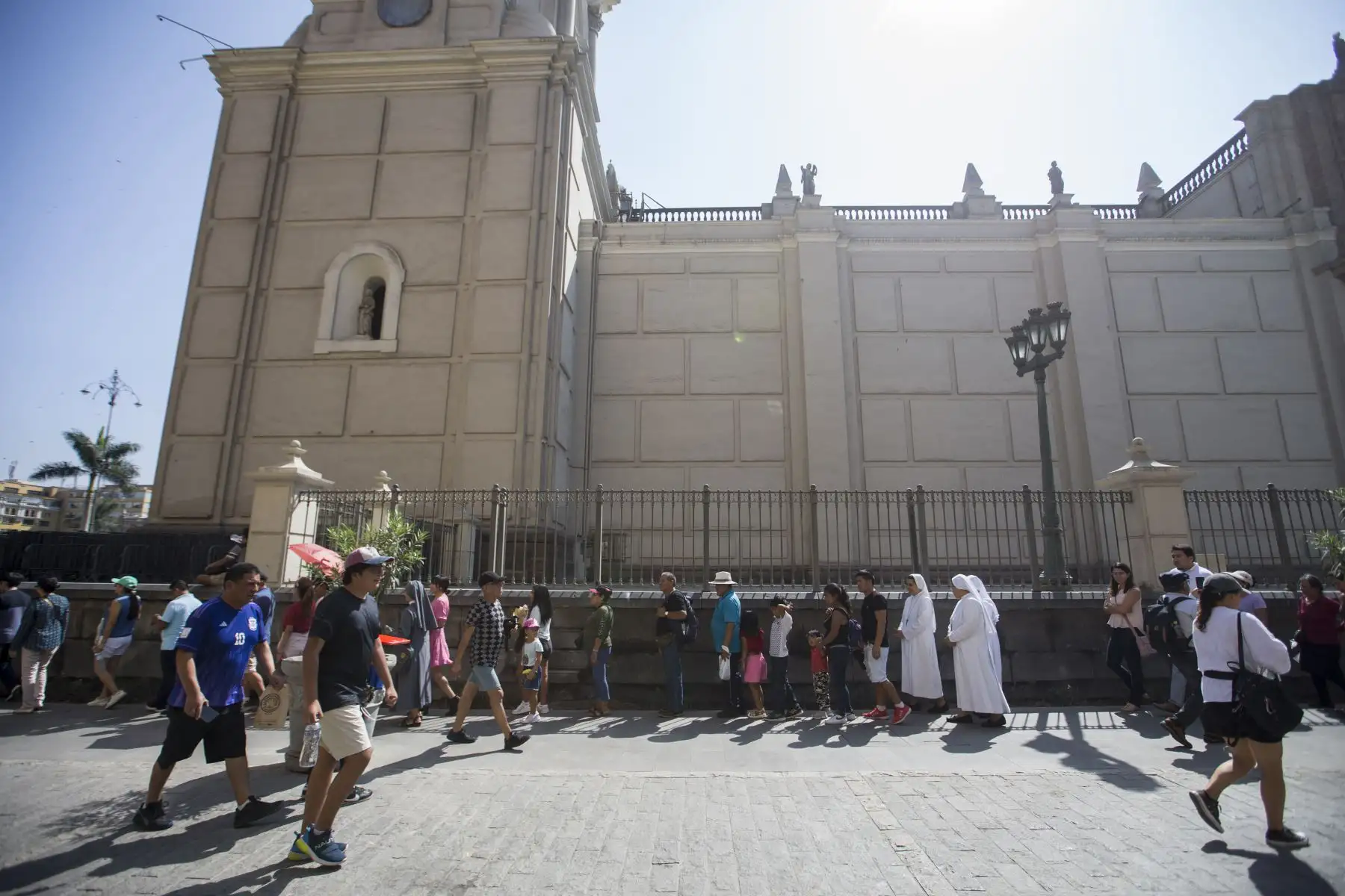 A pesar del caluroso clima y la elevada sensación térmica, fieles católicos asistieron de manera masiva a iglesias limeñas para demostrar su fe. Foto: ANDINA/Tatiana Gamarra