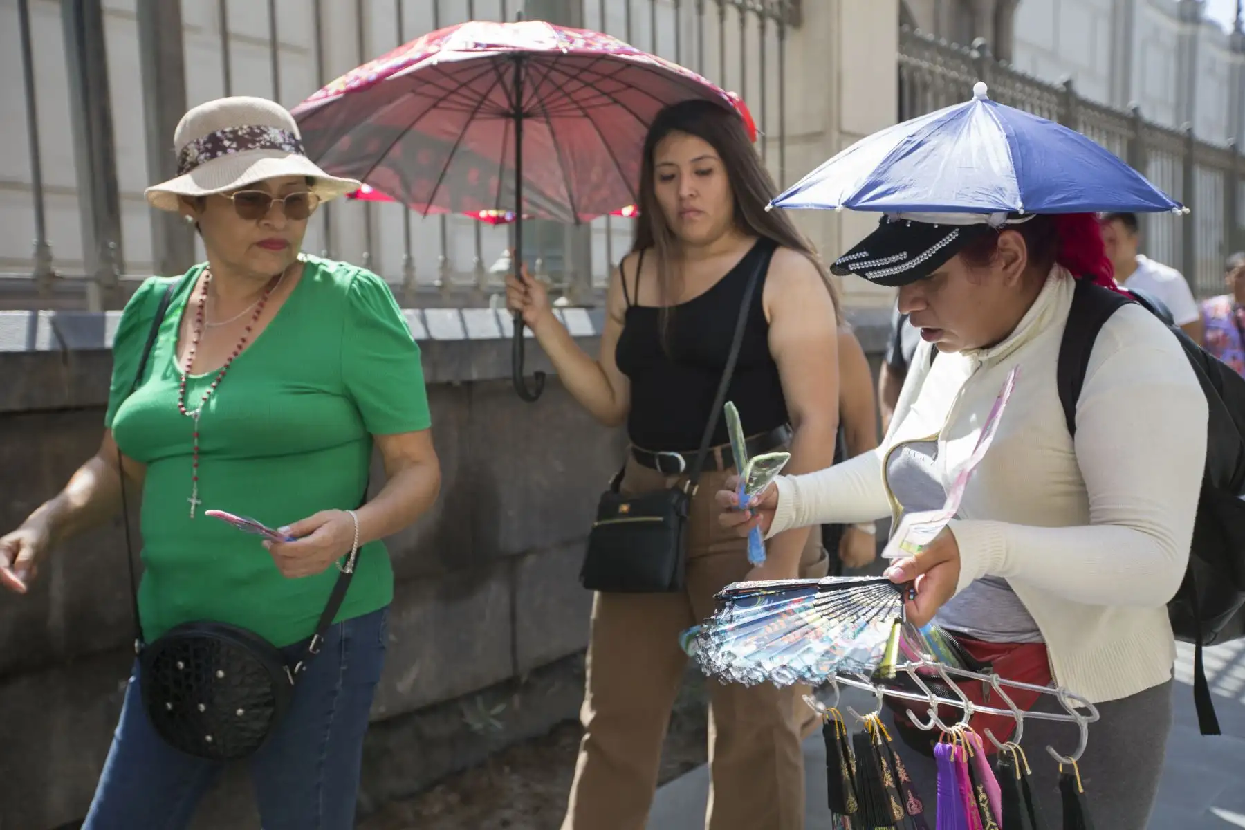 La venta ambulatoria de diversos productos como sombrillas, abanicos entre otros, para combatir el calor fue notoria. Foto: ANDINA/Tatiana Gamarra