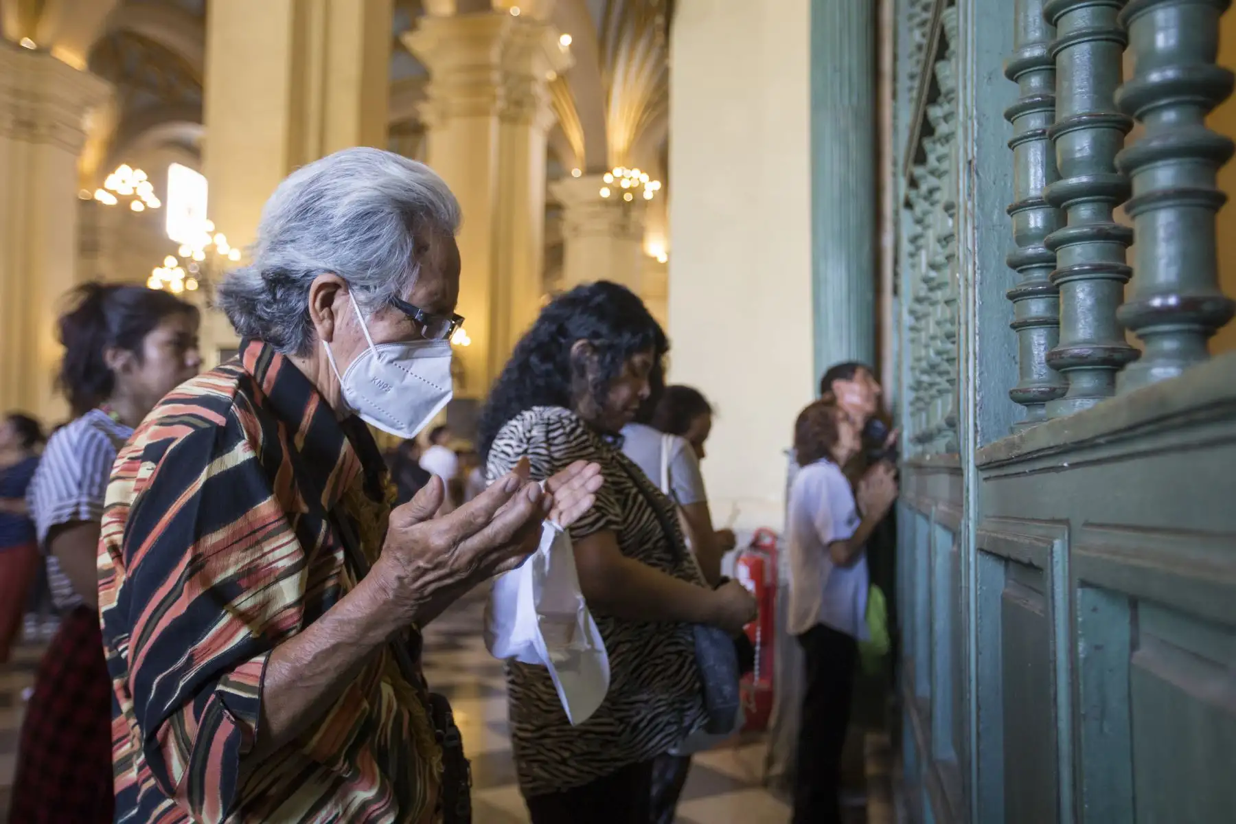 A pesar del caluroso clima y la elevada sensación térmica, fieles católicos asistieron de manera masiva a iglesias limeñas para demostrar su fe. Foto: ANDINA/Tatiana Gamarra