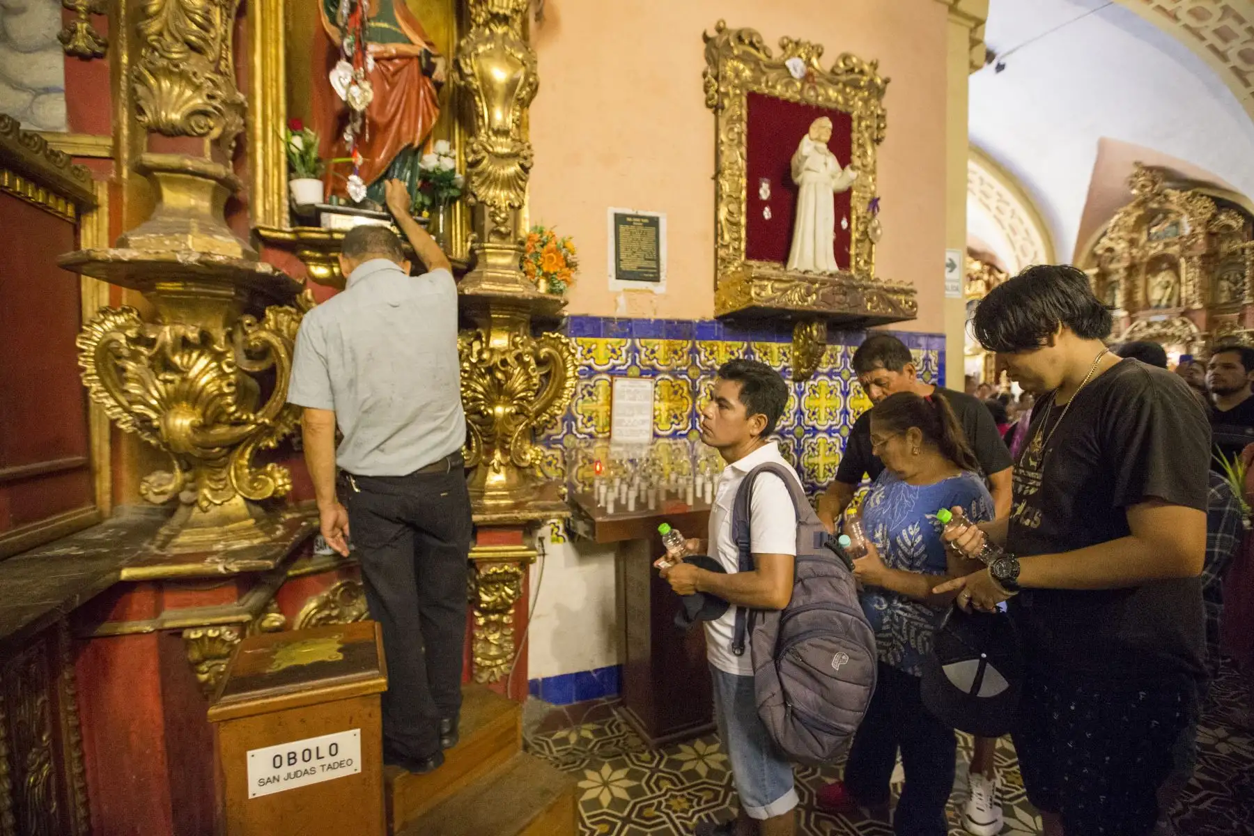 A pesar del caluroso clima y la elevada sensación térmica, fieles católicos asistieron de manera masiva a iglesias limeñas para demostrar su fe. Foto: ANDINA/Tatiana Gamarra