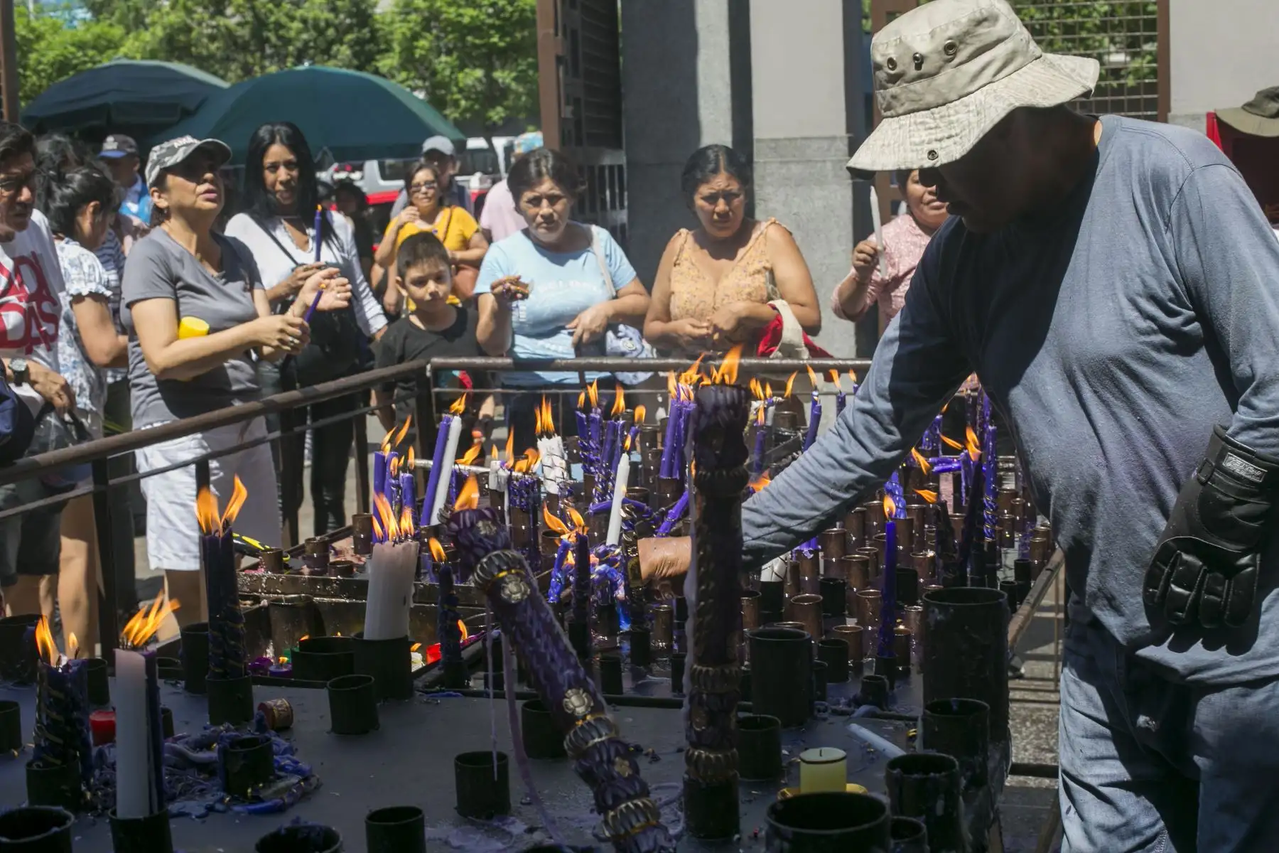Los fieles acudieron de manera masiva a la Iglesia de las Nazarenas. Foto: ANDINA/Tatiana Gamarra