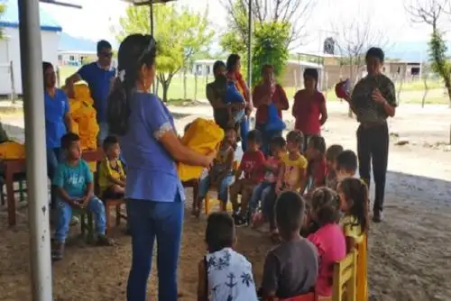 Los kits individuales contienen útiles escolares y cuadernos de trabajo, mientras que las maletas de soporte emocional son herramientas psicoeducativas que permiten a los docentes atender las necesidades socioemocionales de los estudiantes ante una situación de emergencia.