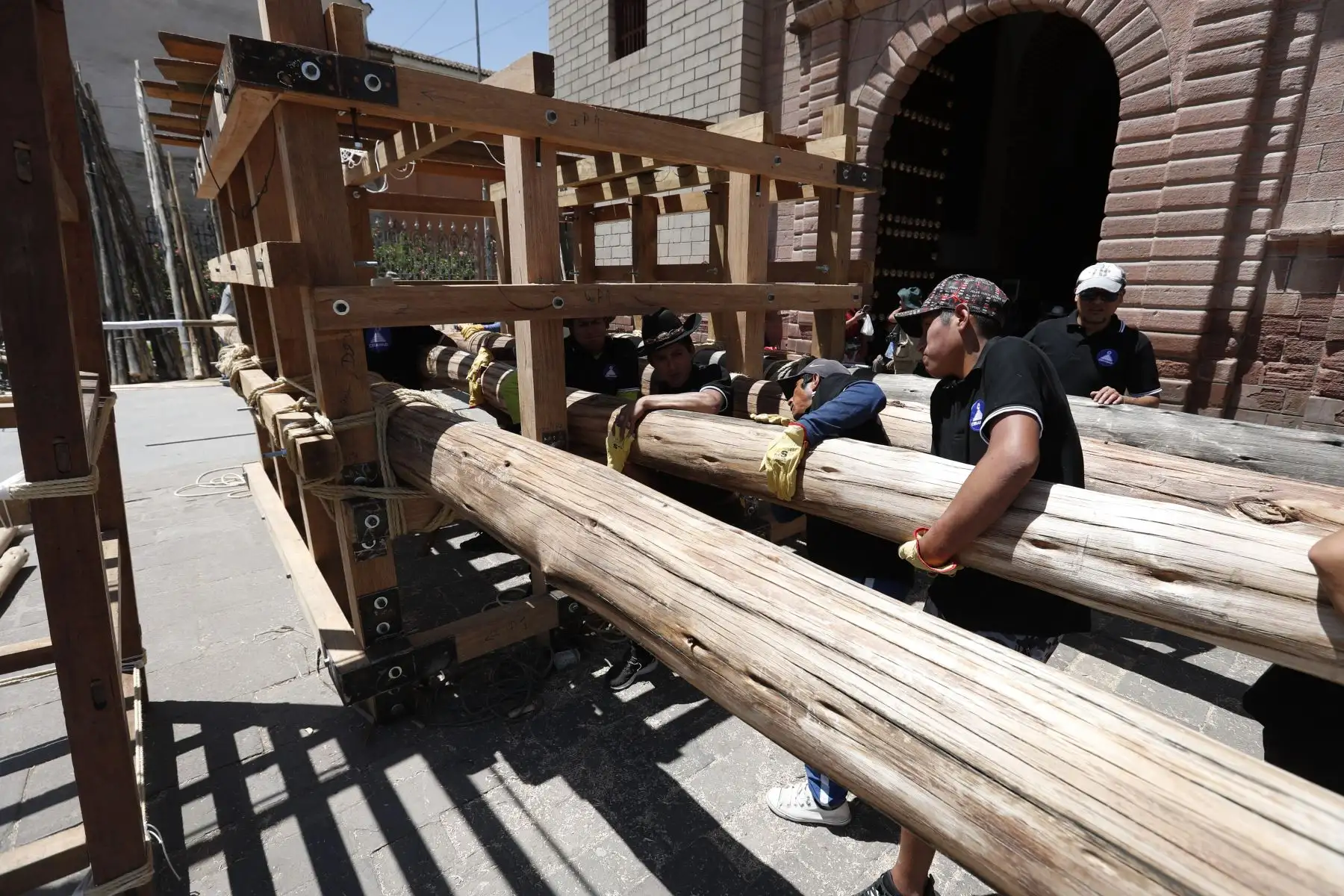 Semana Santa en Huamanga: decenas de trabajadores preparan la estructura de madera de la emblemática anda de la Pascua de la Resurrección de Ayacucho desde la explanada de la Catedral, la cual saldrá de procesión el domingo 9 de abril.
Foto:ANDINA/ Daniel Bracamonte