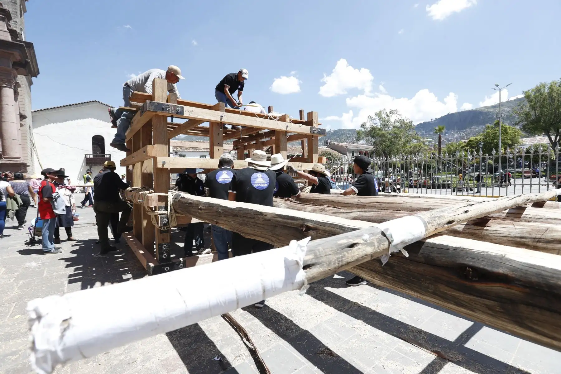 Semana Santa en Huamanga: decenas de trabajadores preparan la estructura de madera de la emblemática anda de la Pascua de la Resurrección de Ayacucho desde la explanada de la Catedral, la cual saldrá de procesión el domingo 9 de abril.
Foto:ANDINA/ Daniel Bracamonte