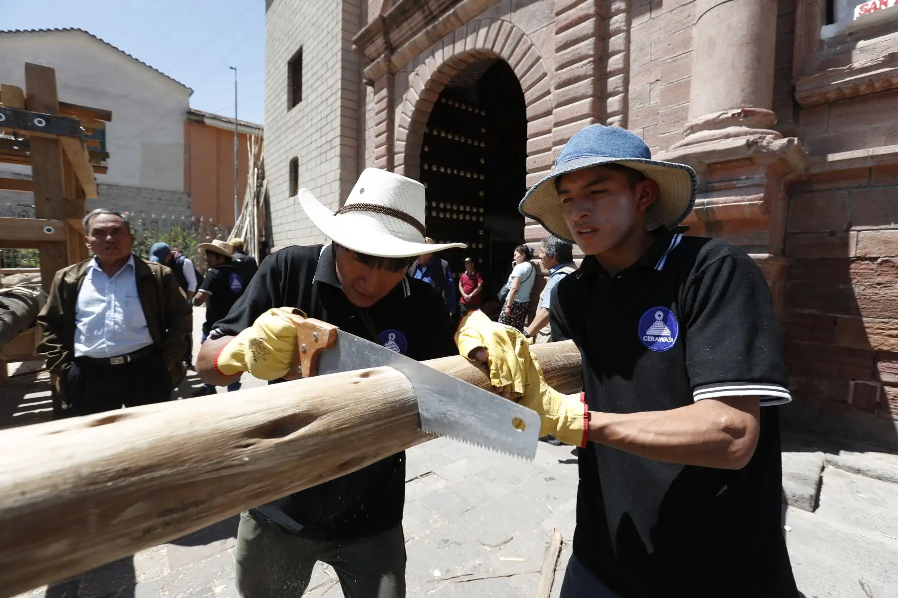 Semana Santa en Huamanga: decenas de trabajadores preparan la estructura de madera de la emblemática anda de la Pascua de la Resurrección de Ayacucho desde la explanada de la Catedral, la cual saldrá de procesión el domingo 9 de abril.
Foto:ANDINA/ Daniel Bracamonte