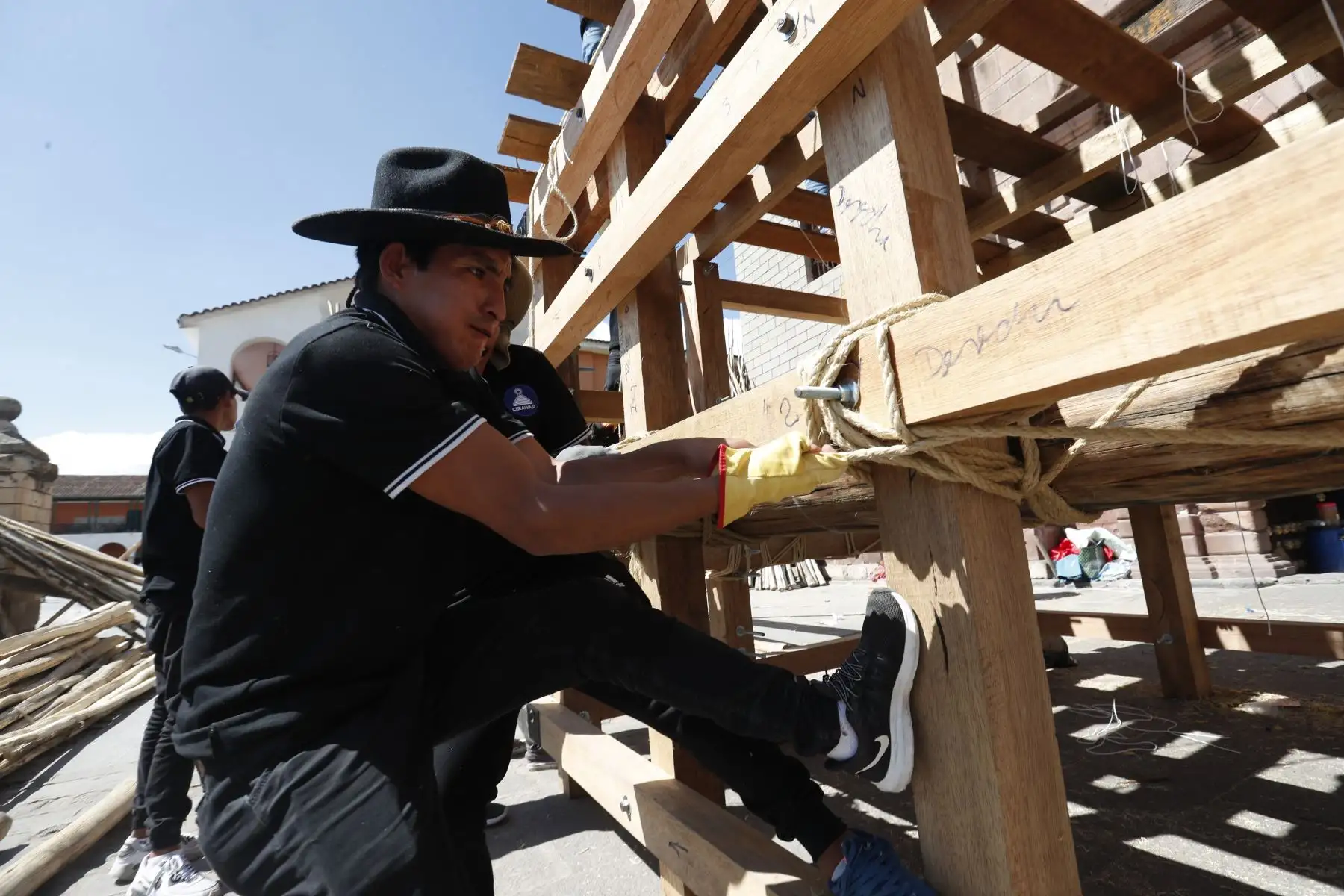 Semana Santa en Huamanga: decenas de trabajadores preparan la estructura de madera de la emblemática anda de la Pascua de la Resurrección de Ayacucho desde la explanada de la Catedral, la cual saldrá de procesión el domingo 9 de abril.
Foto:ANDINA/ Daniel Bracamonte